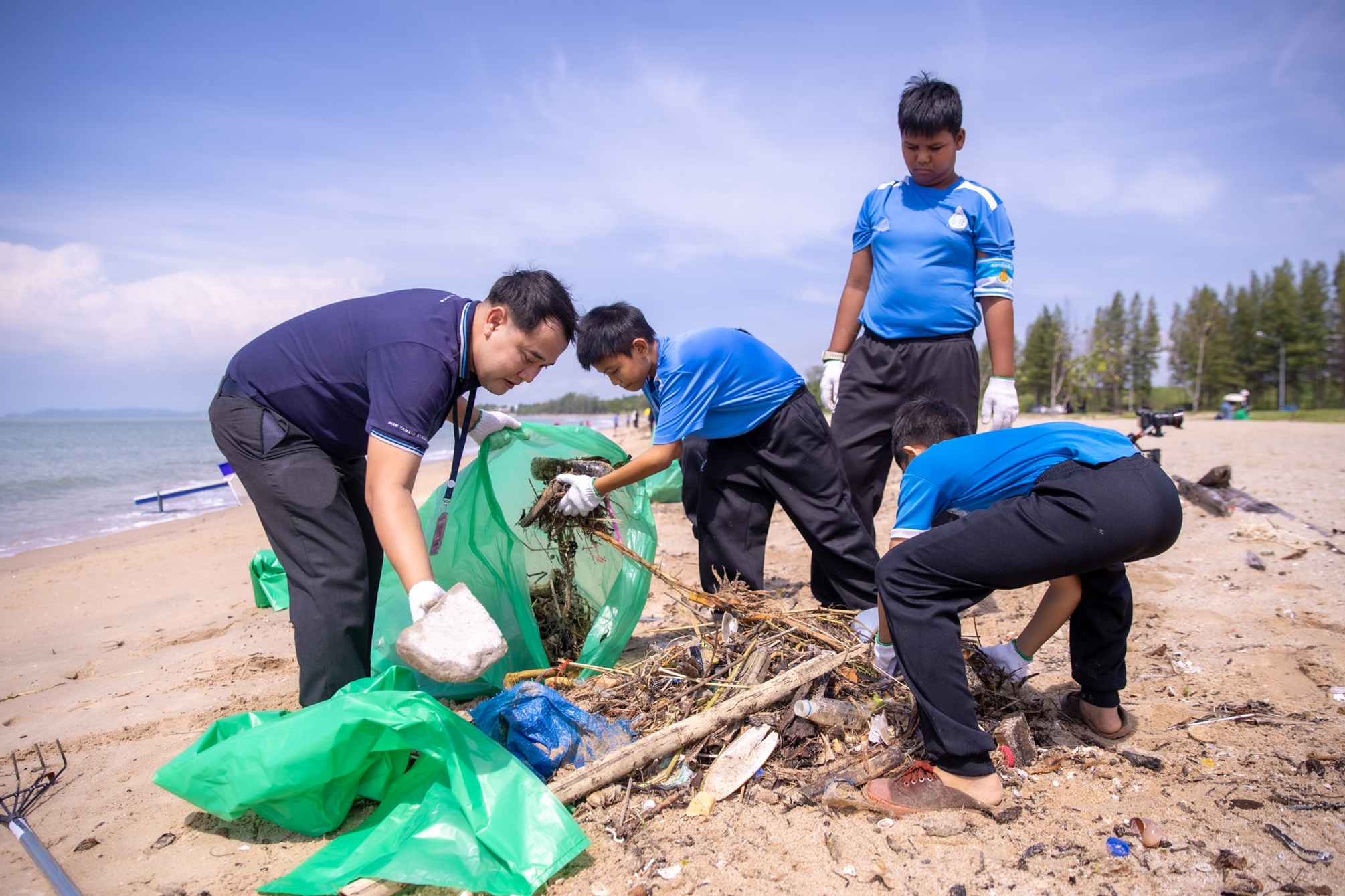 ภาพรวมผู้เข้าร่วมกิจกรรม “SYS คืนชีวิตสู่ทะเล รักษ์หาดสะอาดใส” ณ หาดหนองแฟบ