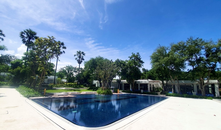 สระว่ายน้ำของ The Standard, Hua Hin หนึ่งในกรณีศึกษาที่ SN Group มีส่วนร่วมพัฒนาระบบน้ำ
