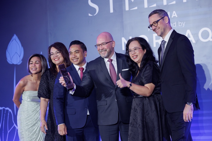 ภาพผู้ร่วมงานแสดงความยินดีกับผู้ได้รับรางวัล