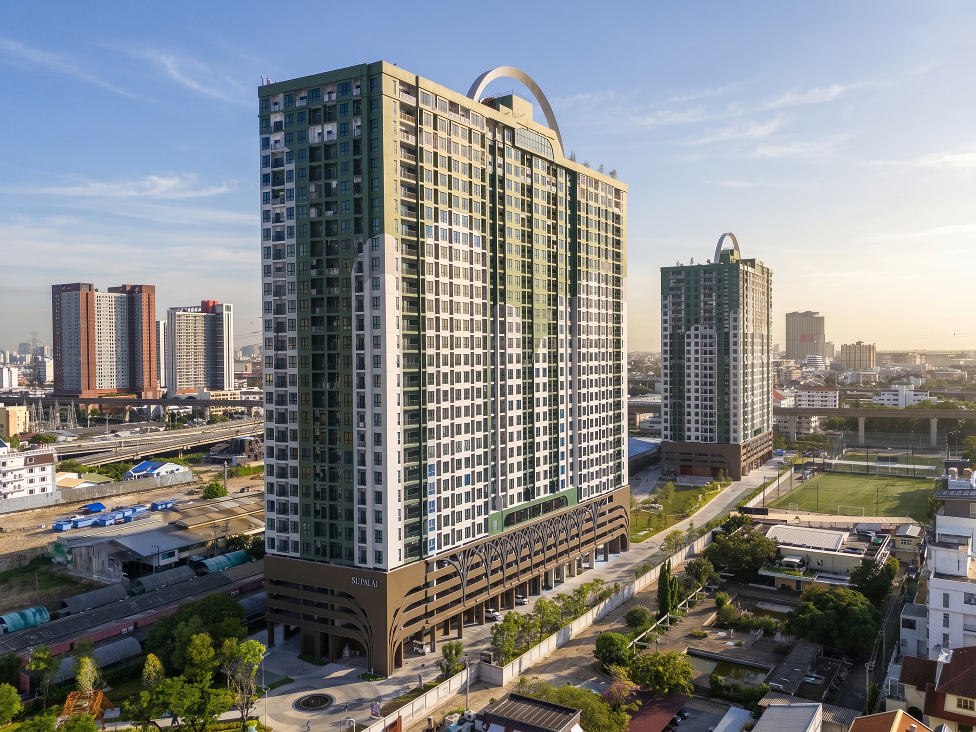 บรรยากาศภายนอกและสวนของโครงการ Supalai PARC Ekkamai–Pattanakarn
