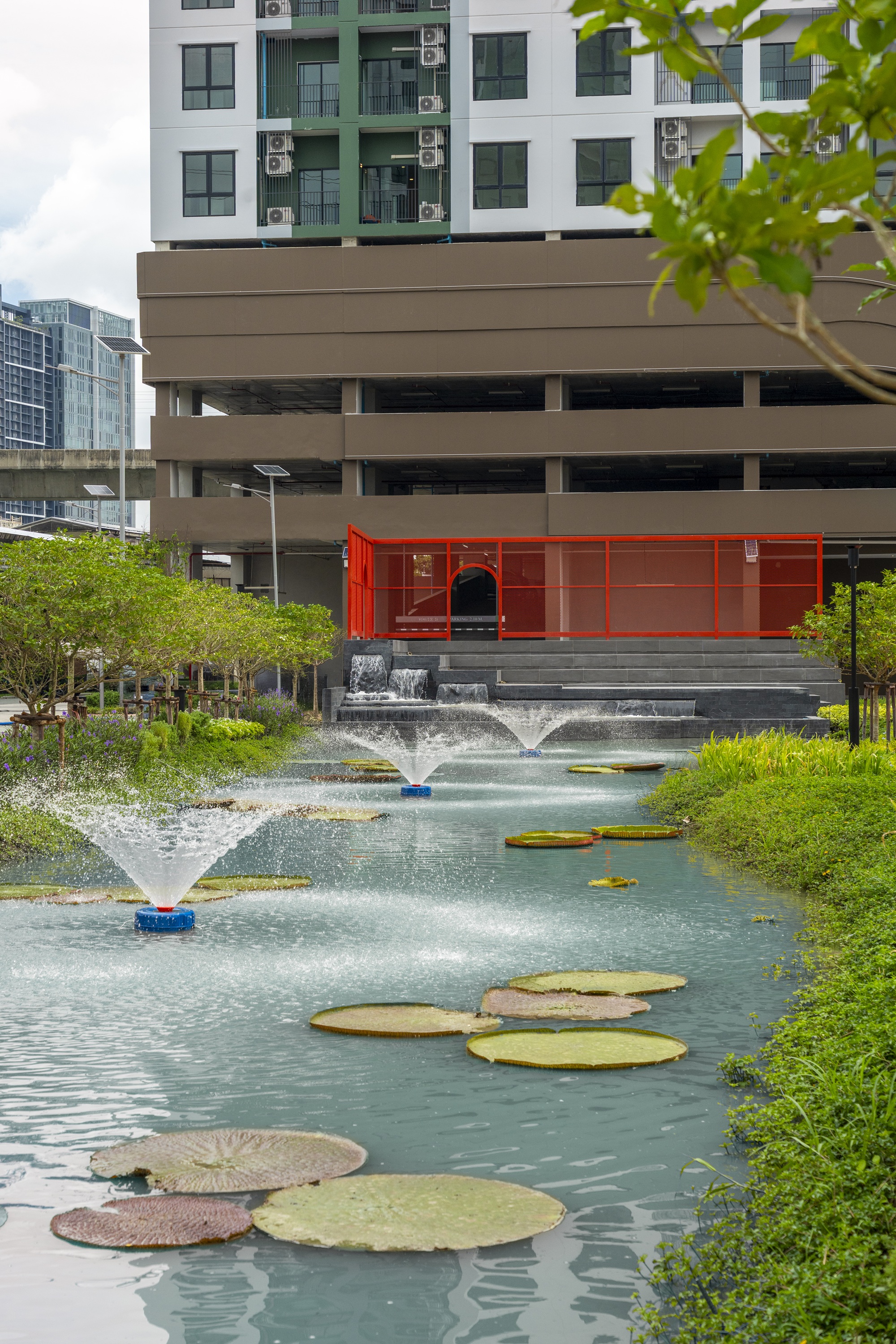 บรรยากาศภายนอกและสวนของโครงการ Supalai PARC Ekkamai–Pattanakarn