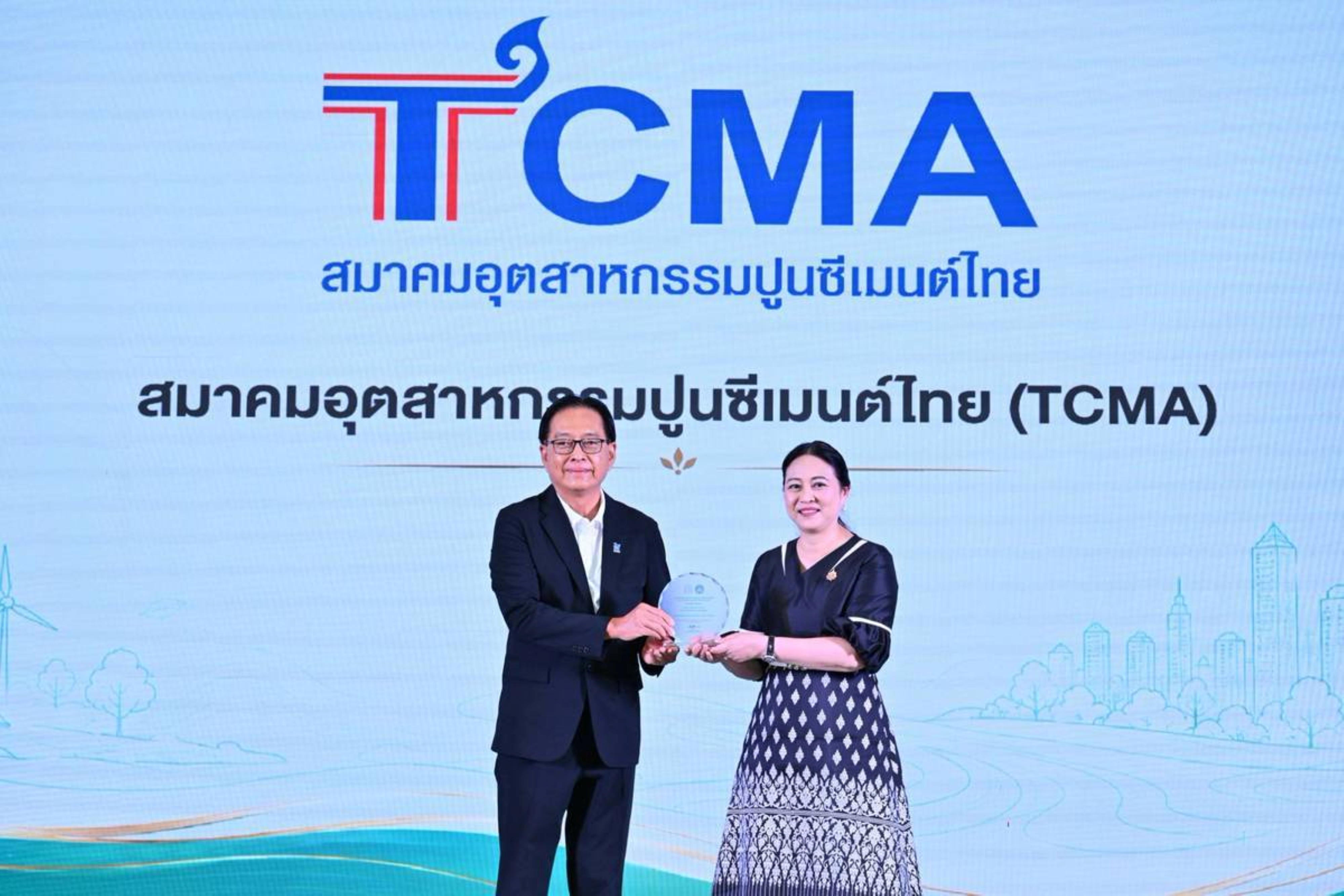 นายนภดล รมยะรูป อุปนายกสมาคมอุตสาหกรรมปูนซีเมนต์ไทย (TCMA) เข้ารับโล่ประกาศเกียรติคุณ "พลังภาคีภูมิอากาศไทย: DCCE Climate Partner Award"