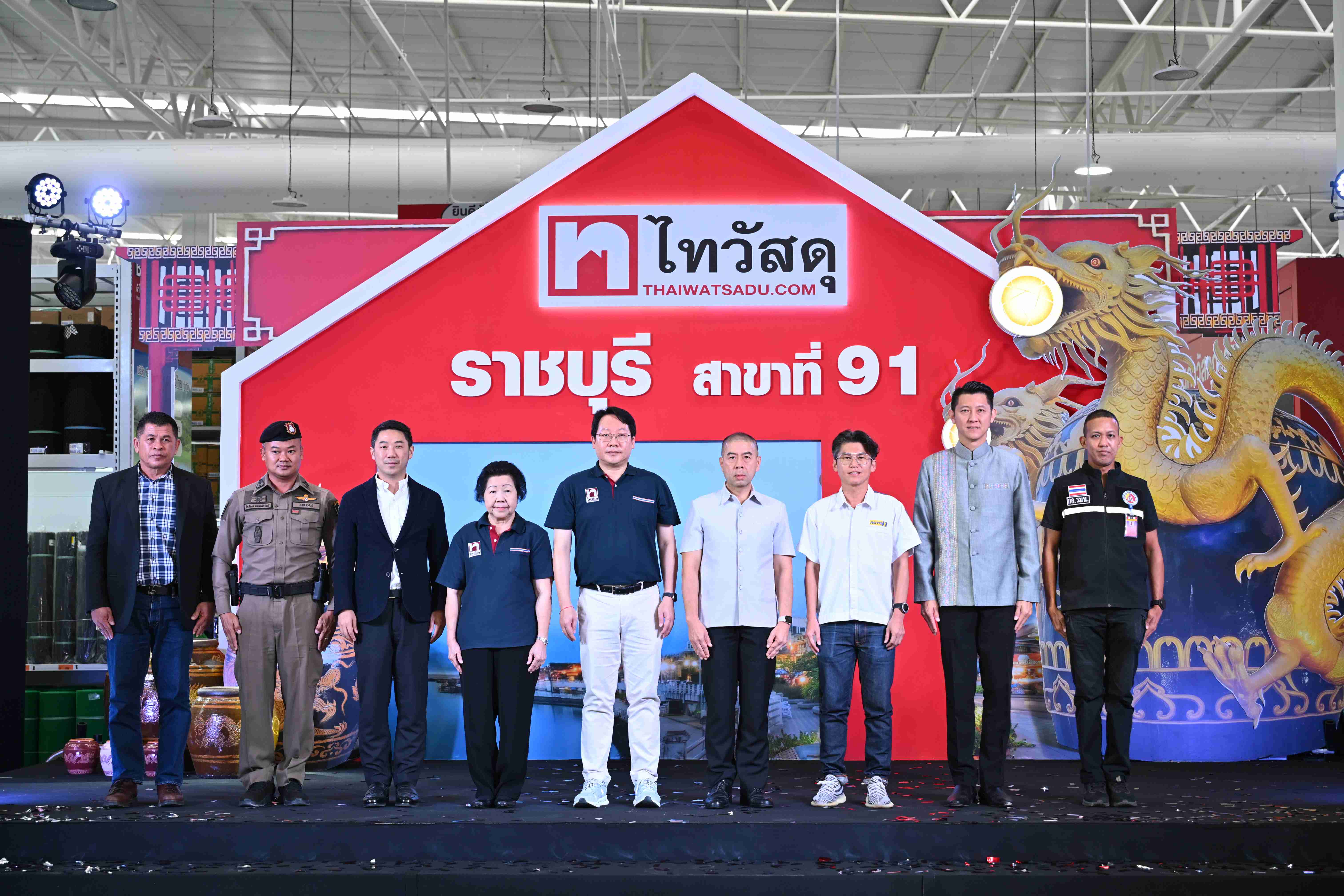 ผู้บริหารร่วมเปิดตัวไทวัสดุสาขาราชบุรี