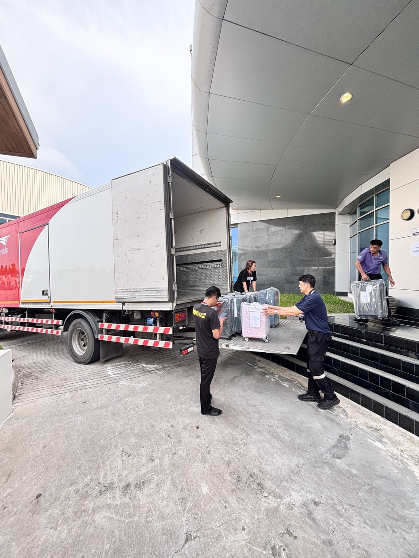พนักงานไปรษณีย์ไทยดูแลการจัดส่งสัมภาระผู้โดยสาร