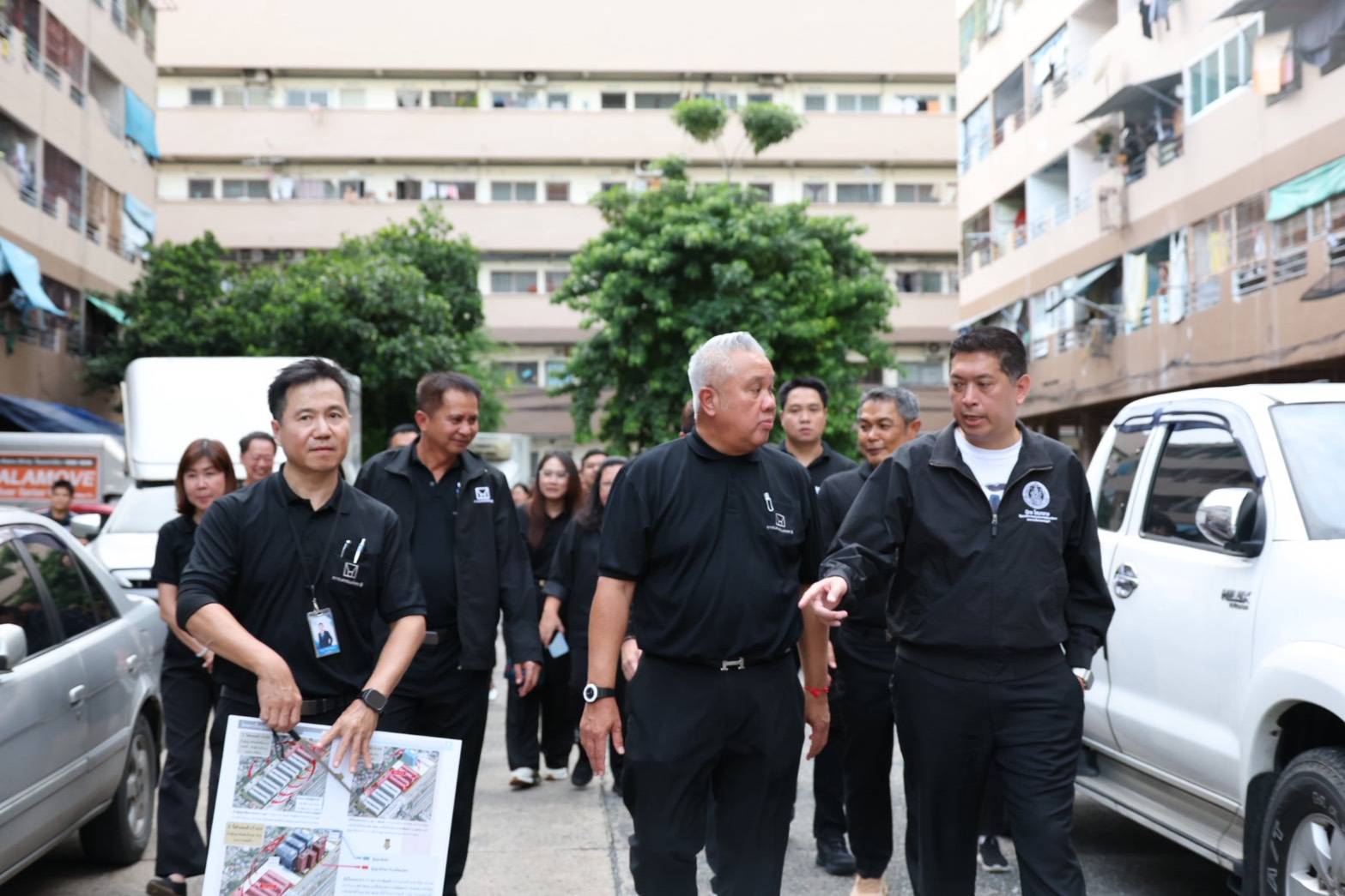 นายนิกร โสมกลาง รมว.พม. ลงพื้นที่ตรวจเยี่ยมโครงการเคหะชุมชนทุ่งสองห้อง