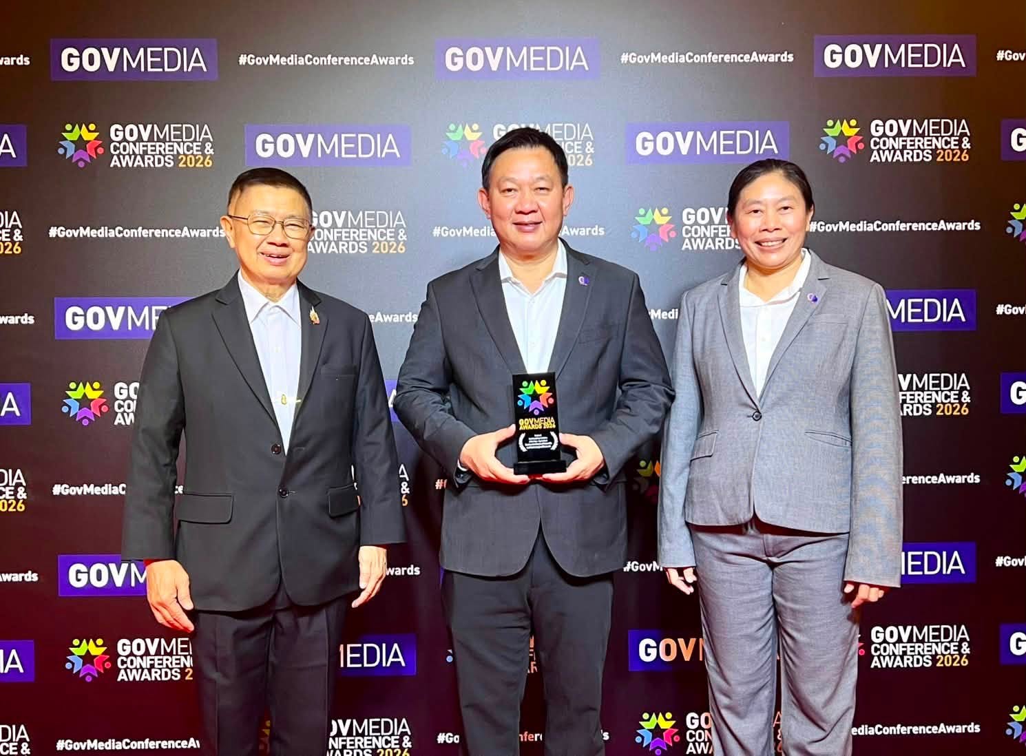 ผศ.ดร.วีรชัย อาจหาญ ผู้ว่าการ วว. และคณะรับรางวัล GovMedia Awards 2026