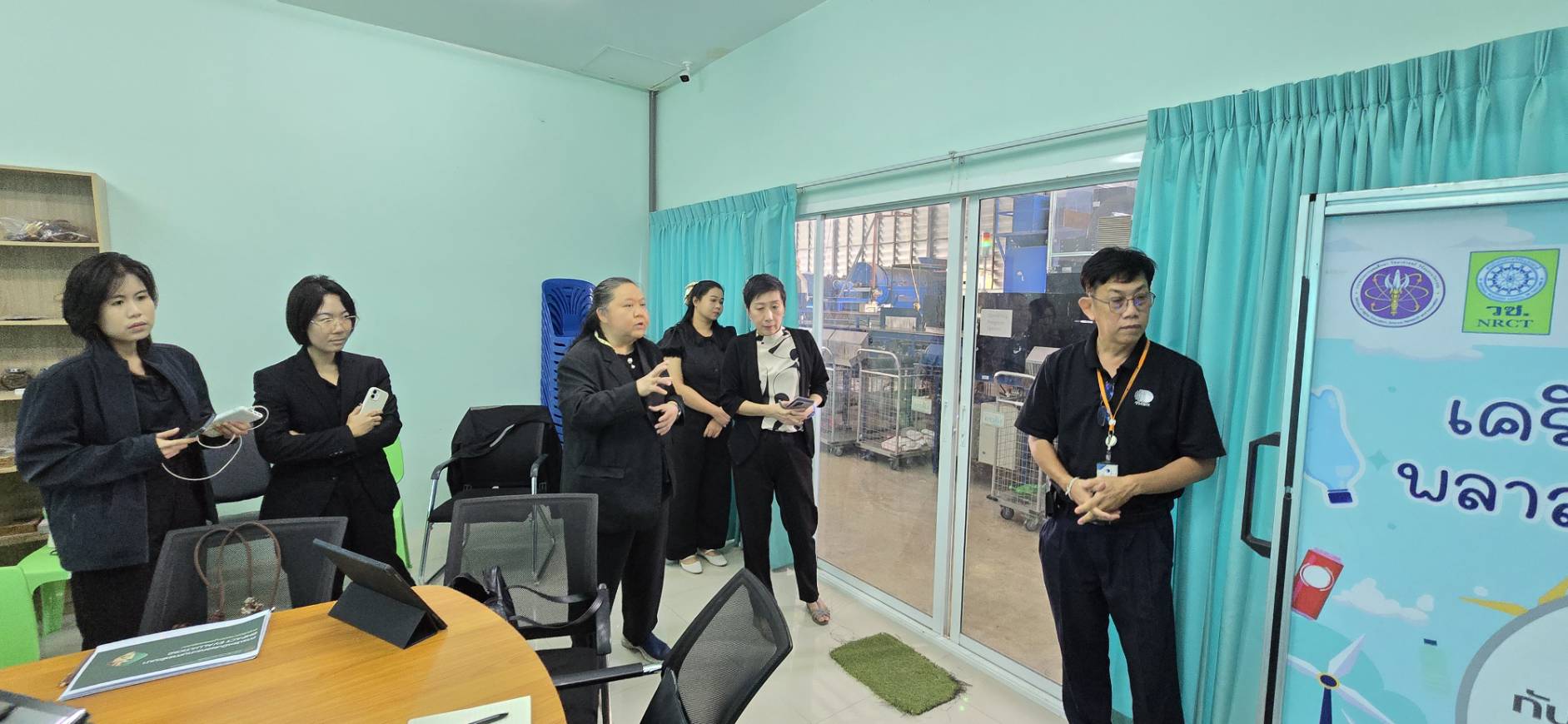 ผู้เข้าร่วมหารือที่ศูนย์การเรียนรู้ตาลเดี่ยวโมเดล