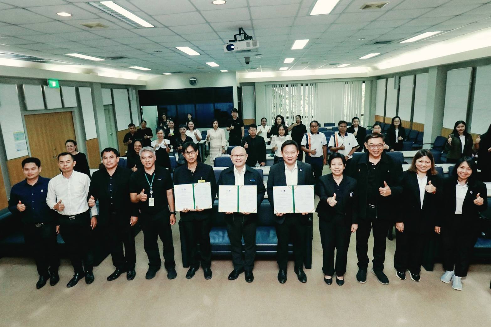 ภาพคณะผู้บริหารและบุคลากรทั้ง 3 หน่วยงานร่วมถ่ายภาพ