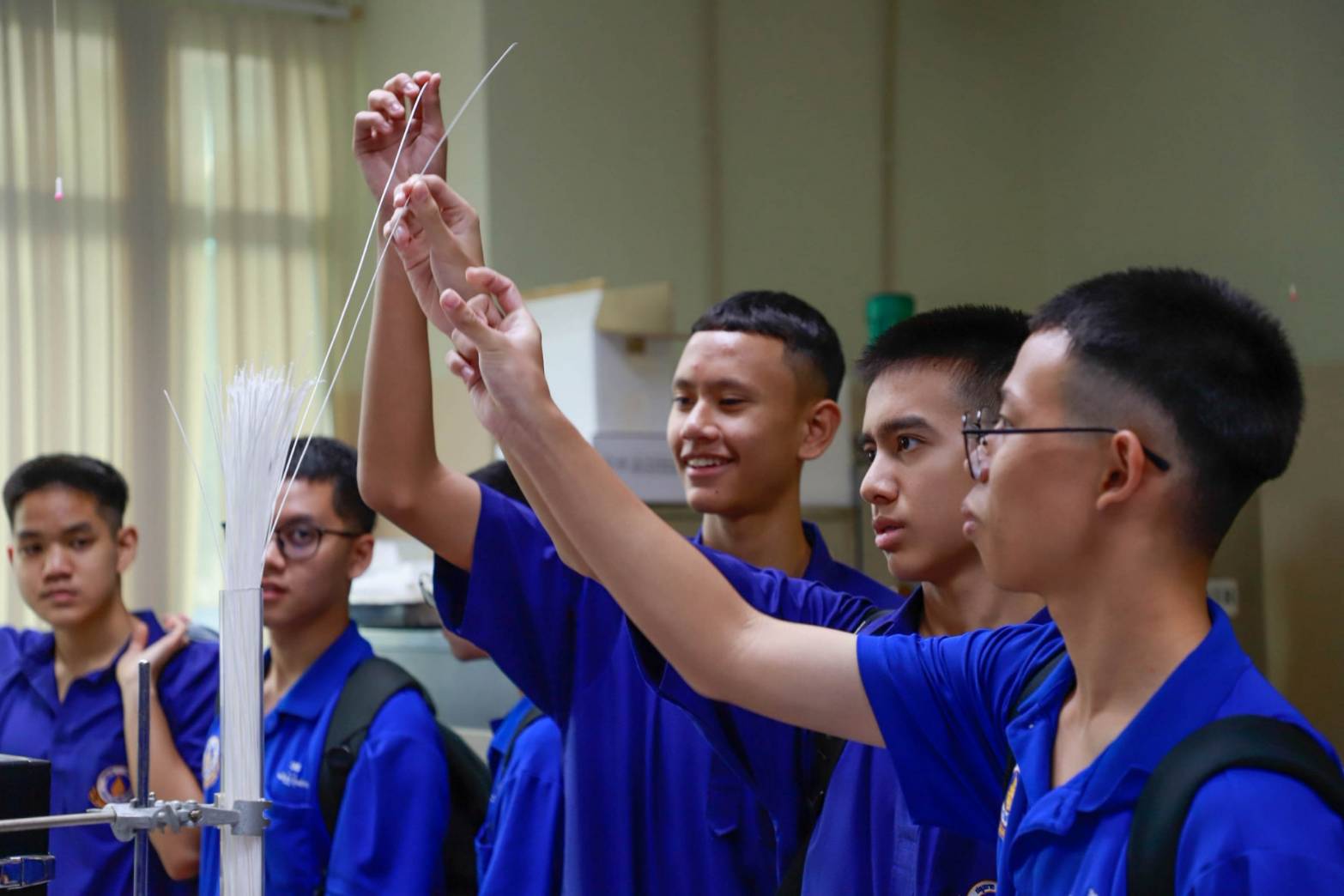 ภาพหมู่คณะครูและนักเรียนโรงเรียนมหิดลวิทยานุสรณ์
