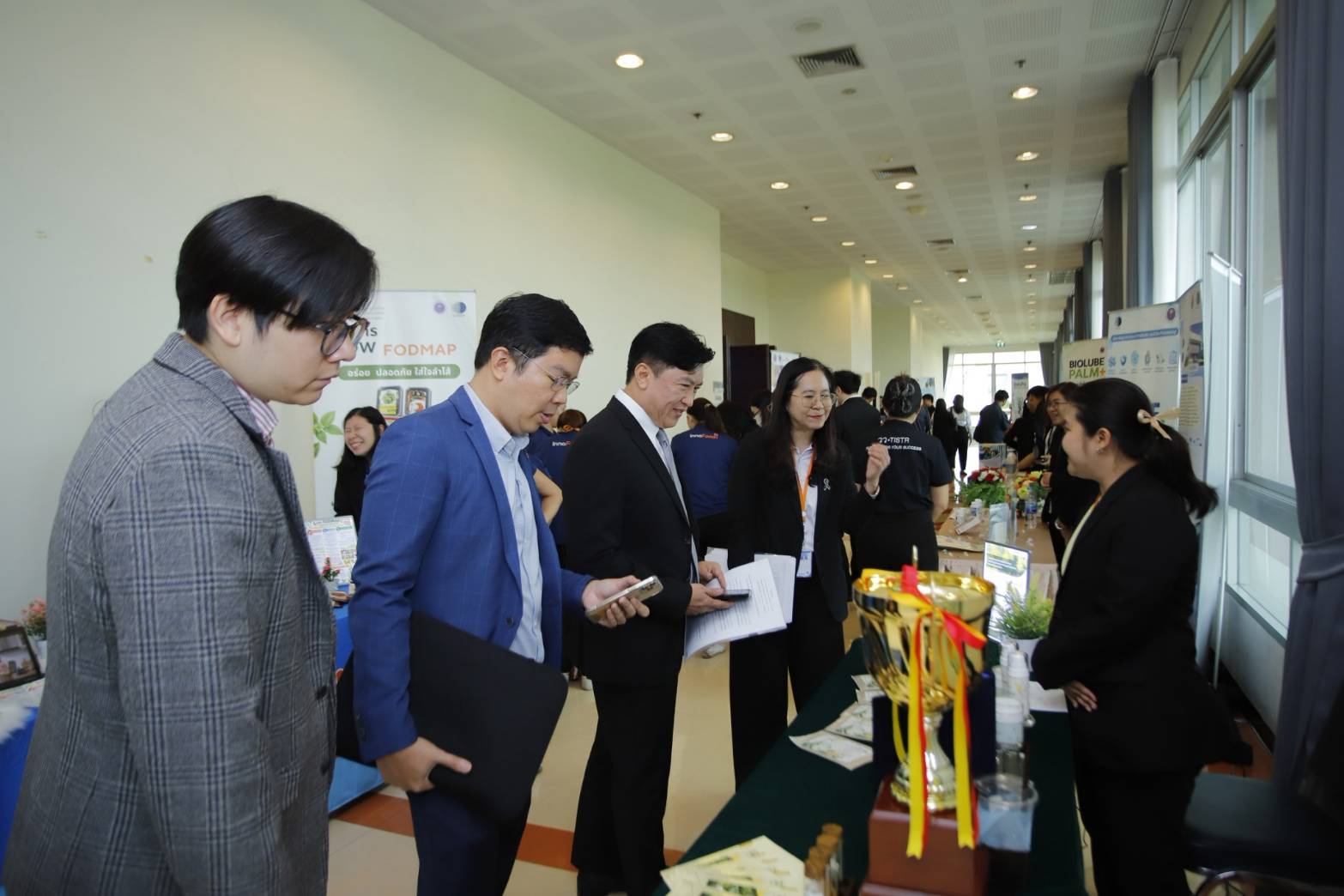 ผู้ทรงคุณวุฒิร่วมให้ข้อเสนอแนะและประเมินผลงานวิจัยในงาน