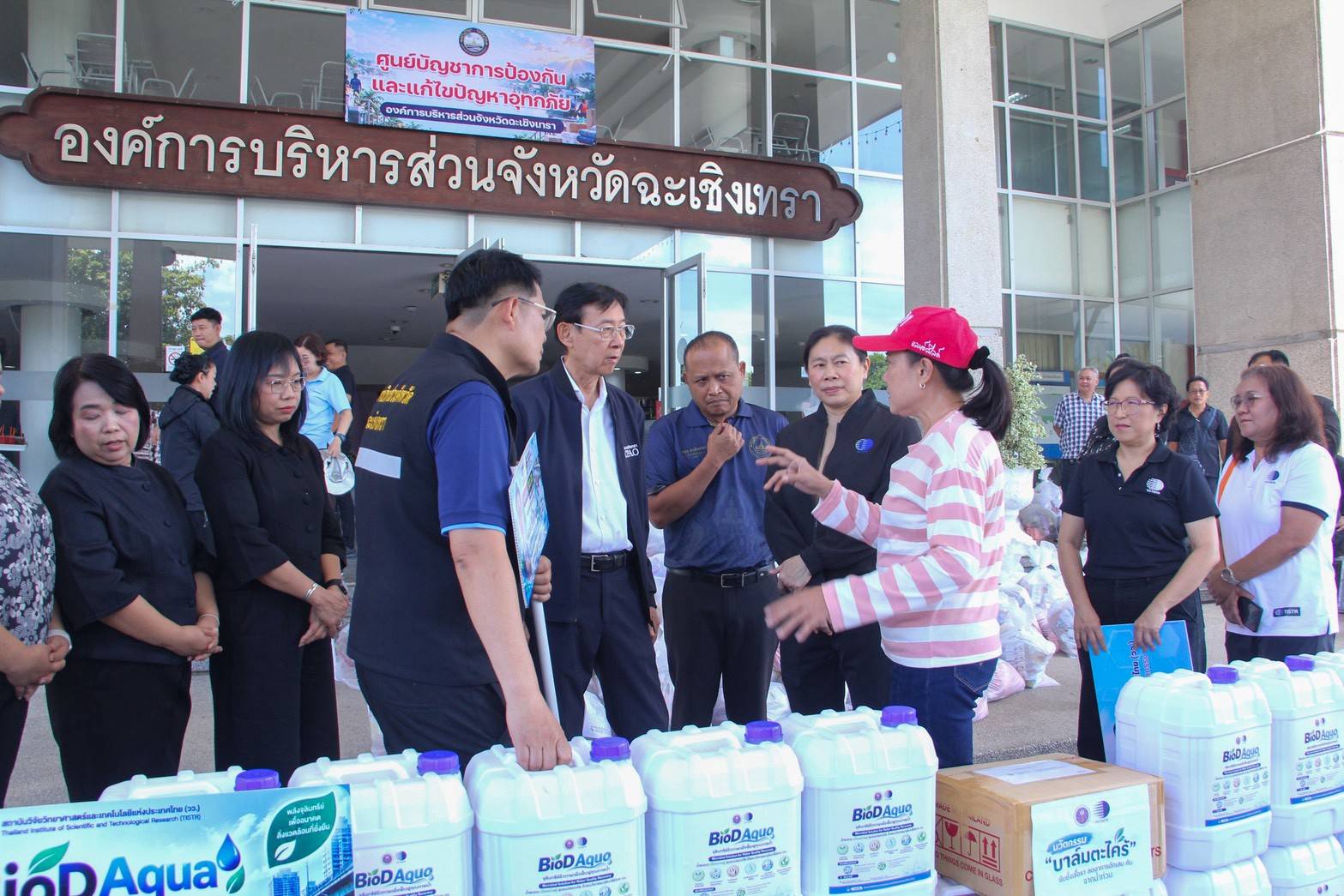คณะผู้บริหาร วว. และผู้รับมอบจากจังหวัดฉะเชิงเทรา