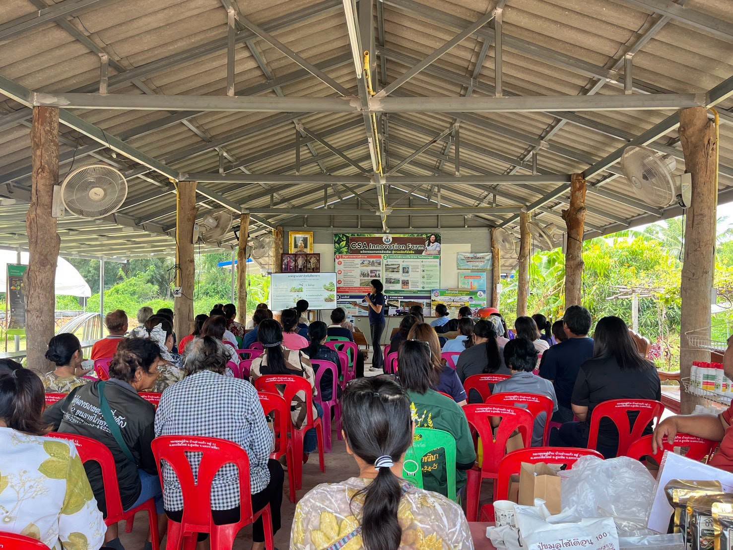 เกษตรกรและผู้ประกอบการเข้าร่วมกิจกรรมกว่า 100 คน ในโครงการปลูกผักเศรษฐกิจเสริมรายได้ให้กับชุมชน (ระยะที่ 2)