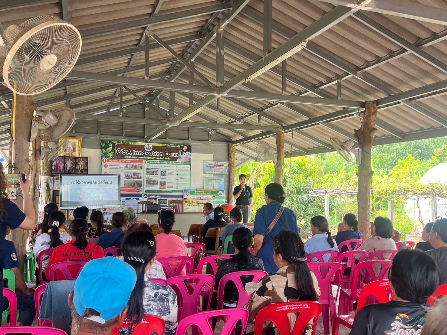 บรรยากาศการอบรมเชิงปฏิบัติการด้านการแปรรูปผลิตภัณฑ์อาหารให้แก่ชุมชน