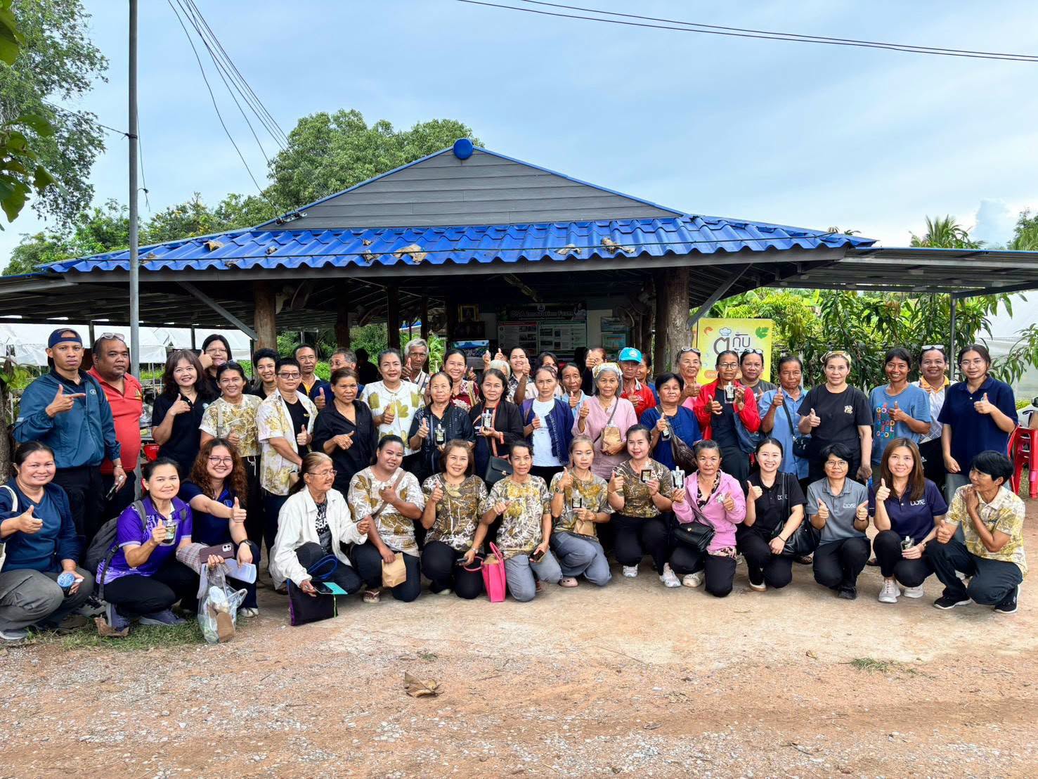 ผู้เข้าร่วมงานและคณะนักวิจัย วว. ณ บ้านไร่นายายคำ อำเภอสูงเนิน จังหวัดนครราชสีมา
