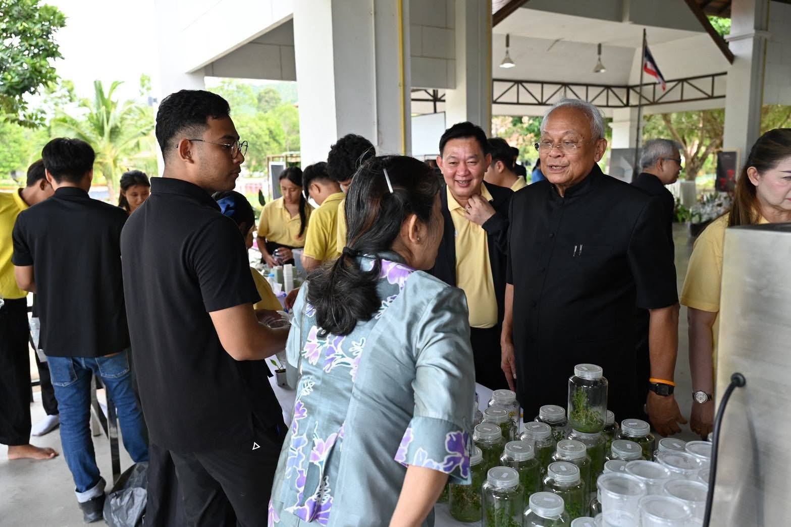ภาพกิจกรรมเปิดศูนย์ถ่ายทอดองค์ความรู้ปทุมมาปลอดโรคแห่งอ่าวไทย