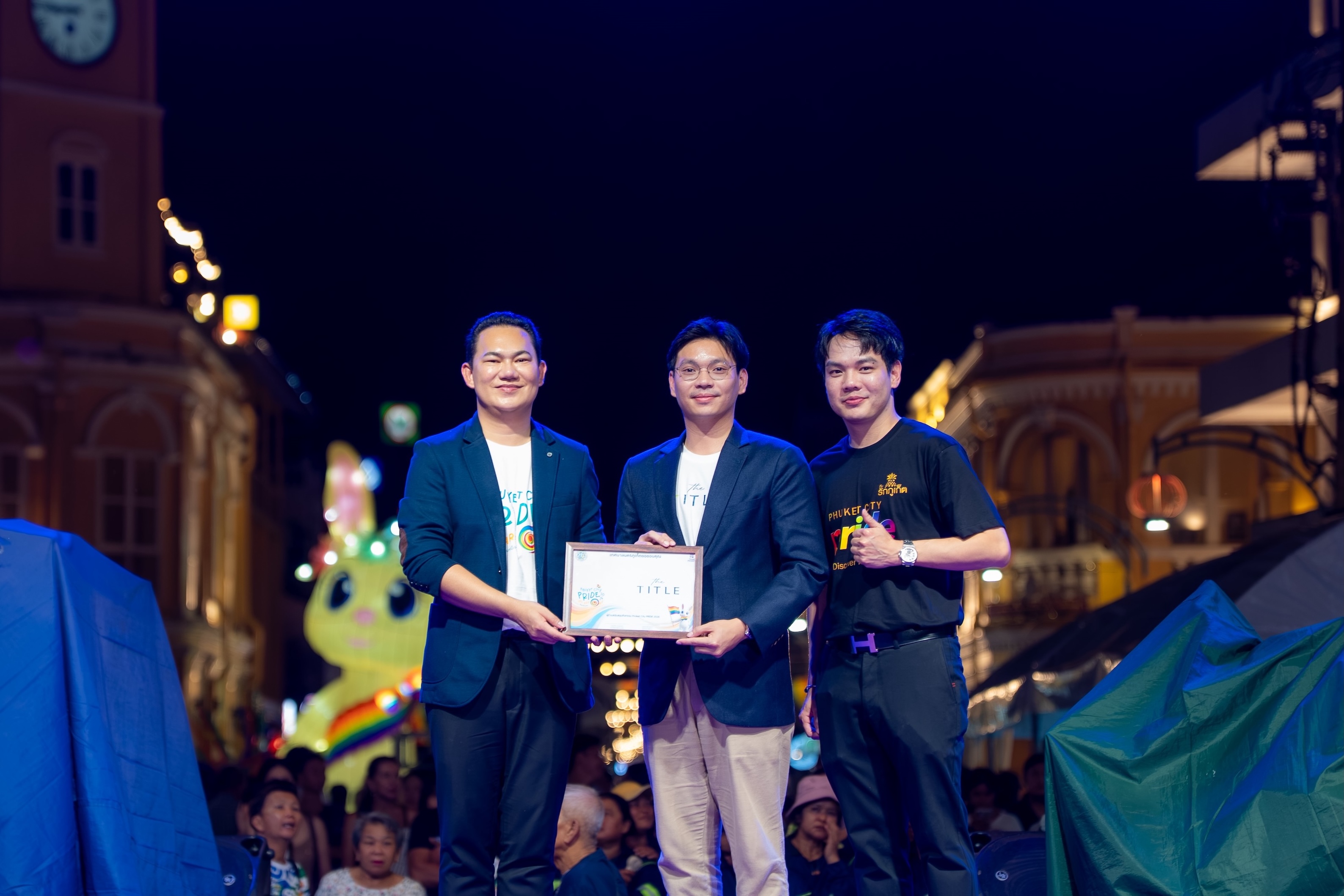นายนิธินันท์ วิพันธ์พงษ์ รับมอบประกาศนียบัตรจากรองผู้ว่าราชการจังหวัดภูเก็ต