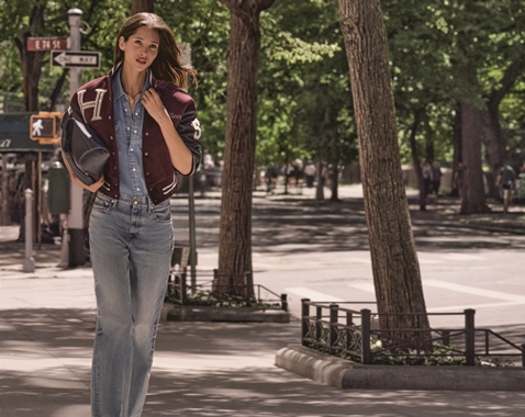 ภาพผู้หญิงในแคมเปญ Tommy Hilfiger Always Denim