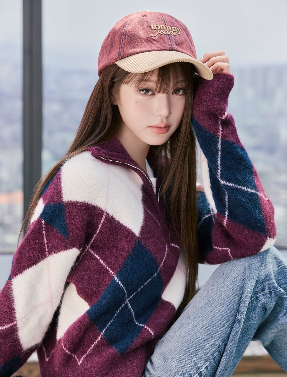 ลุคแคมเปญ Tommy Jeans Fall 2026 – Fluffy Quarter Zip