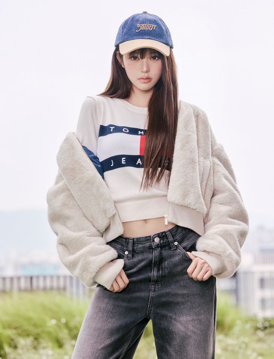 ลุคแคมเปญ Tommy Jeans Fall 2026 – Flag Crew Neck Jacket