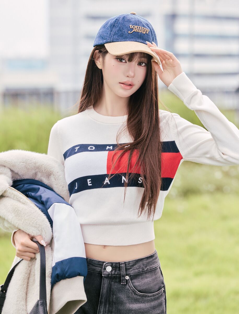 ลุคแคมเปญ Tommy Jeans Fall 2026 – Flag Crew Neck