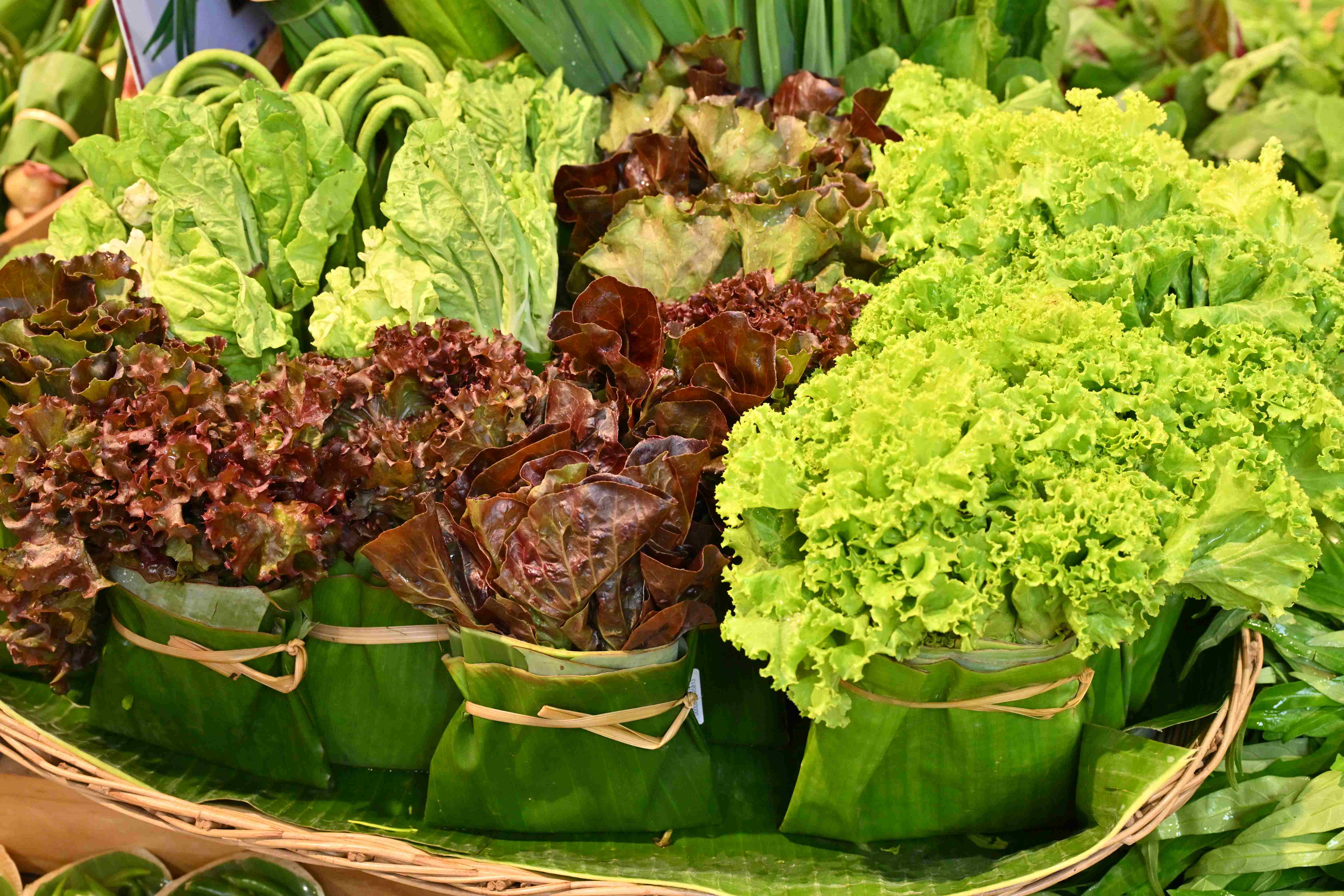 ผักสดบรรจุใบตองในโครงการจริงใจ Farmers’ Market