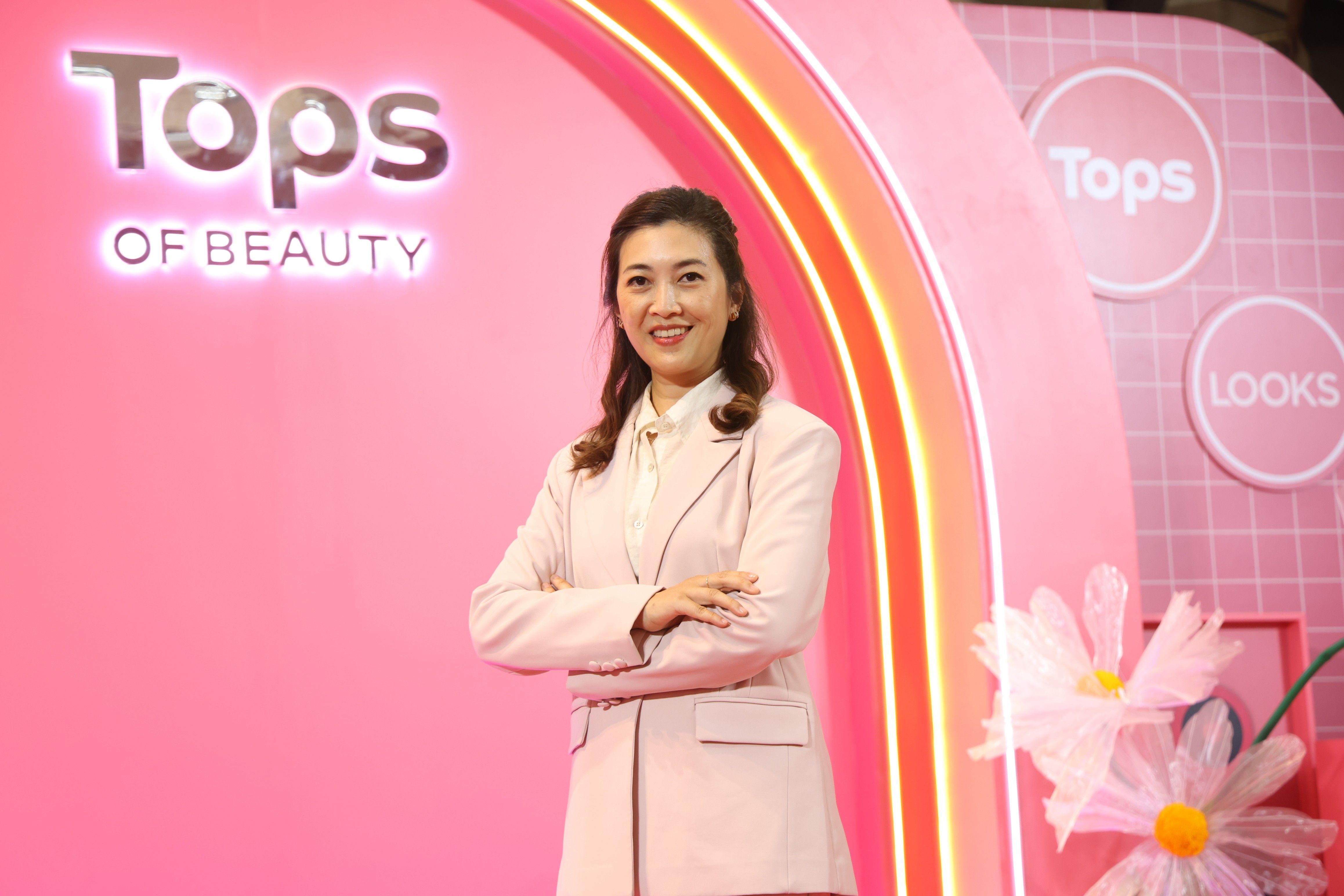 นางพักร์วิมล สตะเวทิน ผู้ช่วยกรรมการผู้จัดการฝ่ายปฏิบัติการค้าปลีก - LOOKS