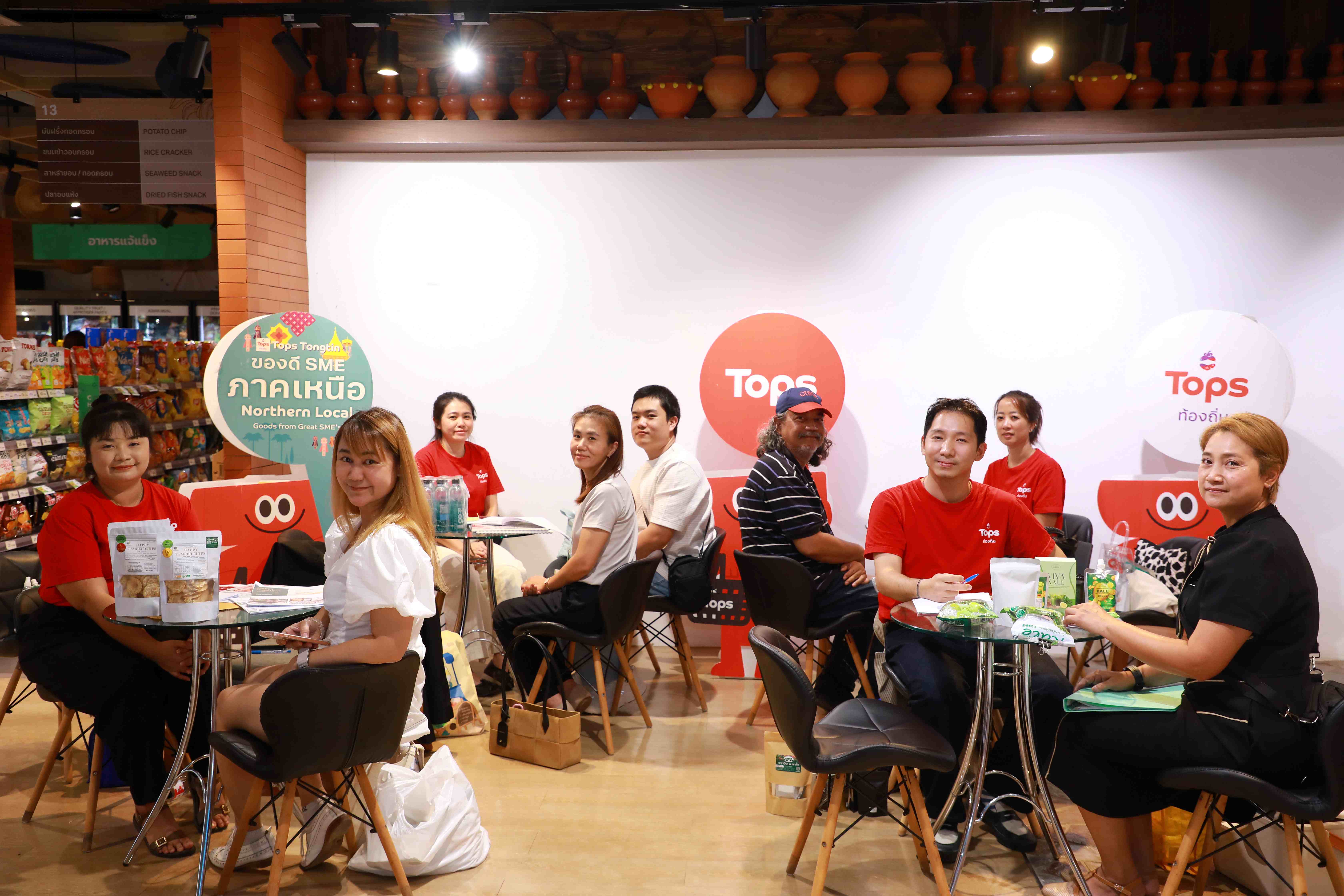 ผู้เข้าร่วมงานเปิดบ้าน TOPS ท้องถิ่น เยี่ยมชมบูธสินค้าจากผู้ประกอบการภาคเหนือ