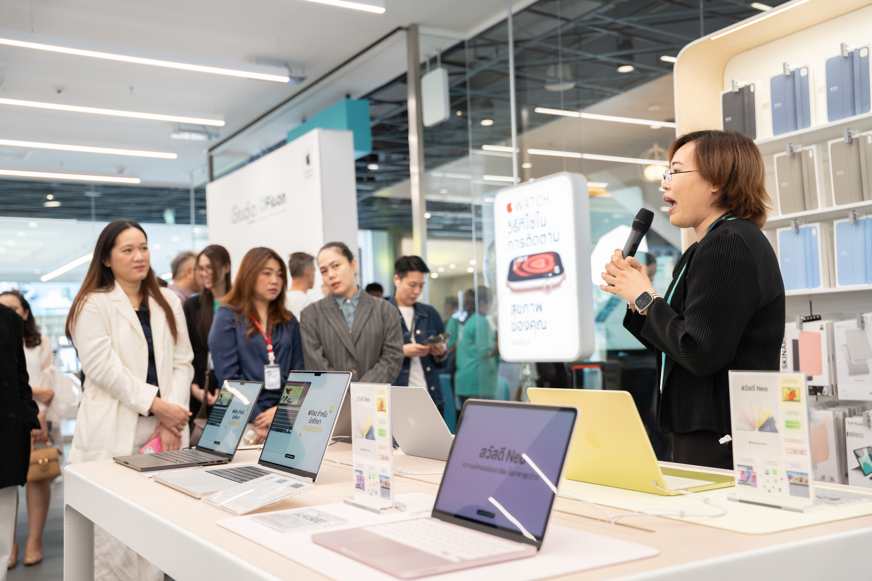 ผู้เข้าร่วมงานสัมผัสประสบการณ์ภายในร้าน iStudio by UFicon