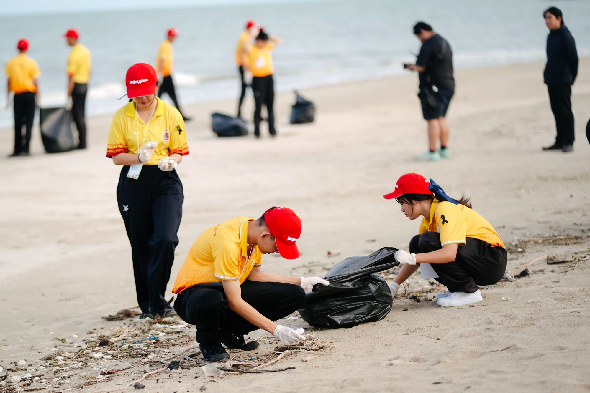 กิจกรรม Fly Green Forest – Garbage Hunter เก็บขยะชายหาด
