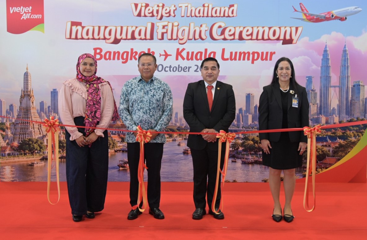 ผู้บริหารและแขกผู้มีเกียรติร่วมพิธีเปิดเส้นทางบิน