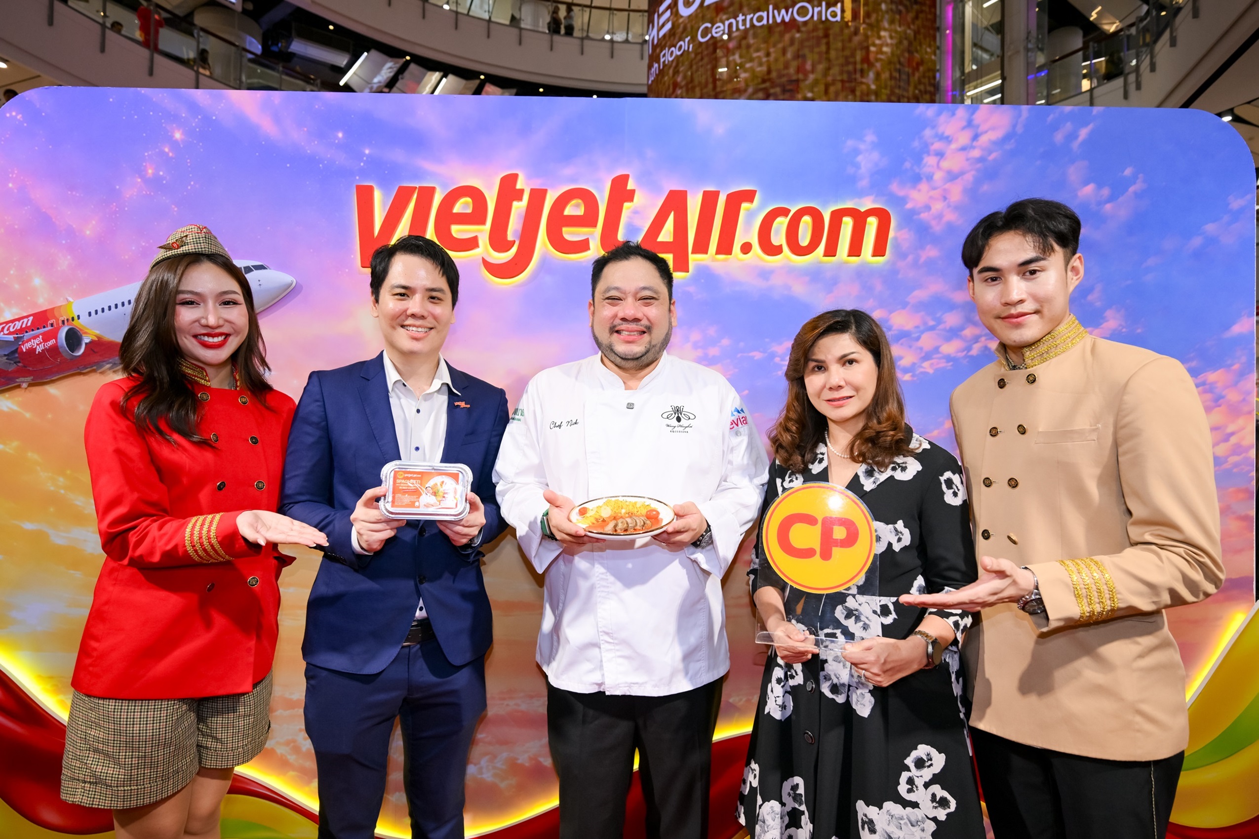 เวียตเจ็ทไทยแลนด์และซีพีเอฟเปิดตัวเมนูสปาเก็ตตี้แกงเผ็ดเป็ดย่างบน Sky Café