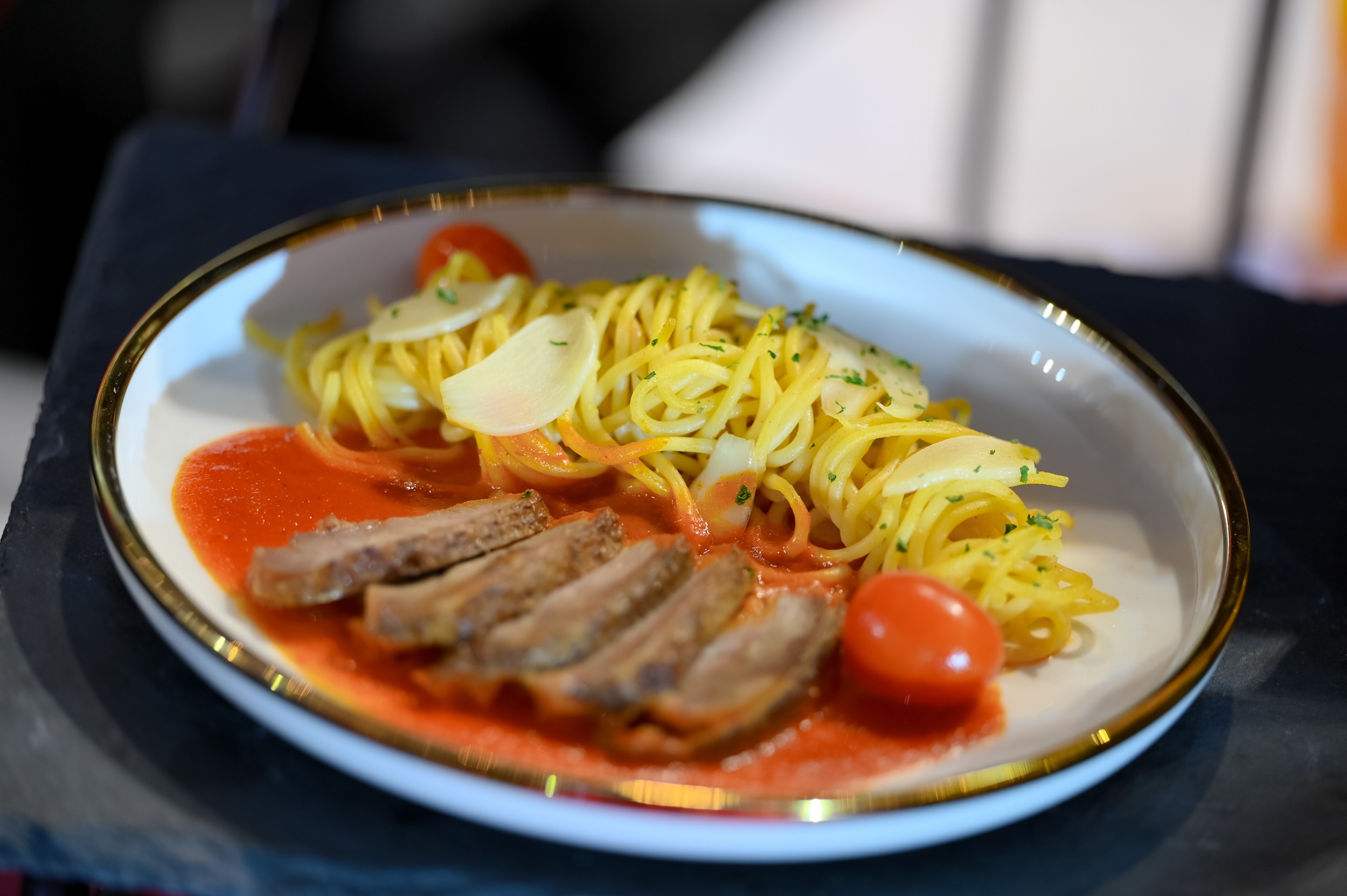 สปาเก็ตตี้แกงเผ็ดเป็ดย่าง เส้นสปาเก็ตตี้เคลือบซอสแกงเผ็ดเป็ดย่าง