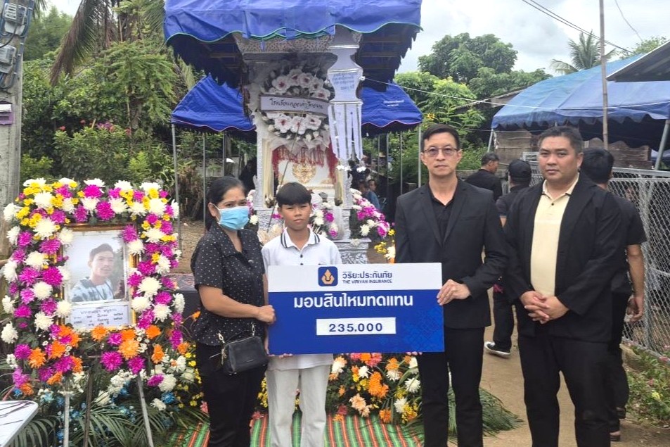 นายอนุสรณ์ สารีบุตร และนายคมกริต สุดทรัพย์ จากบริษัท วิริยะประกันภัย จำกัด (มหาชน) ร่วมมอบสินไหมทดแทนให้แก่ภรรยาผู้เสียชีวิต