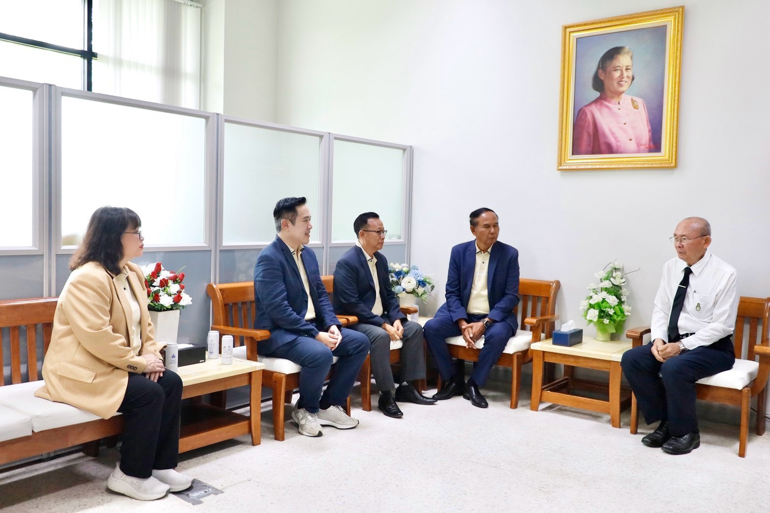 คณะผู้บริหารร่วมบันทึกภาพในพิธีมอบเงินสนับสนุน