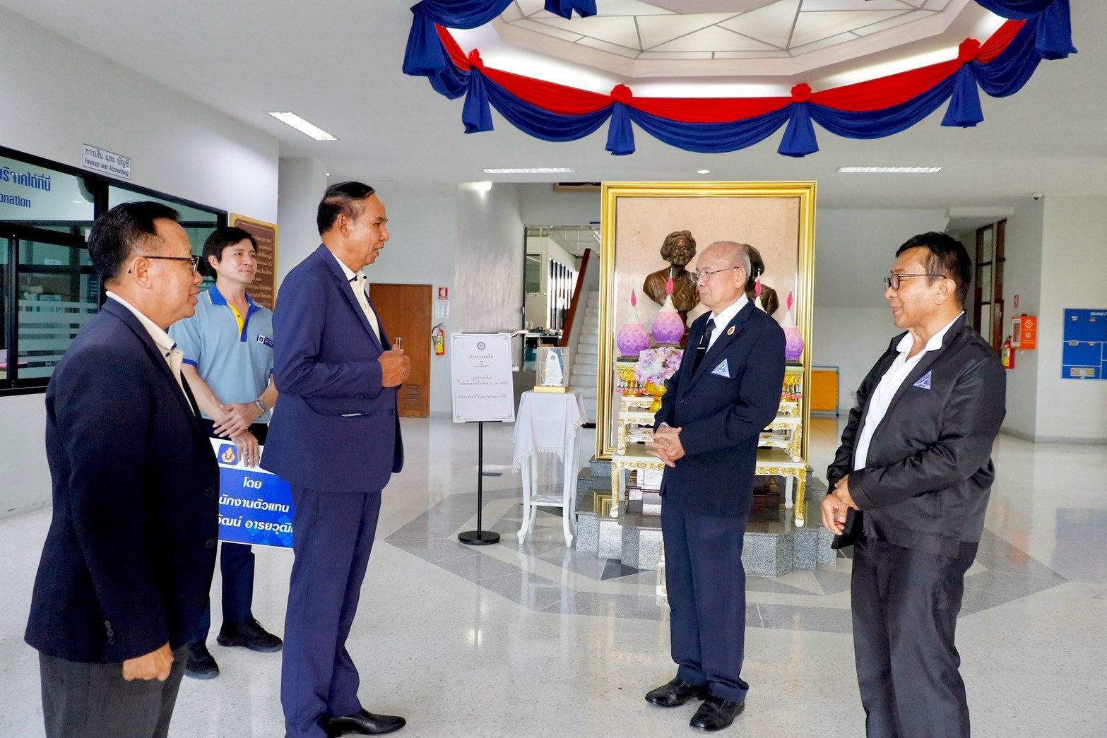 ภาพหมู่ผู้ร่วมพิธีมอบเงินสนับสนุนมูลนิธิขาเทียมฯ