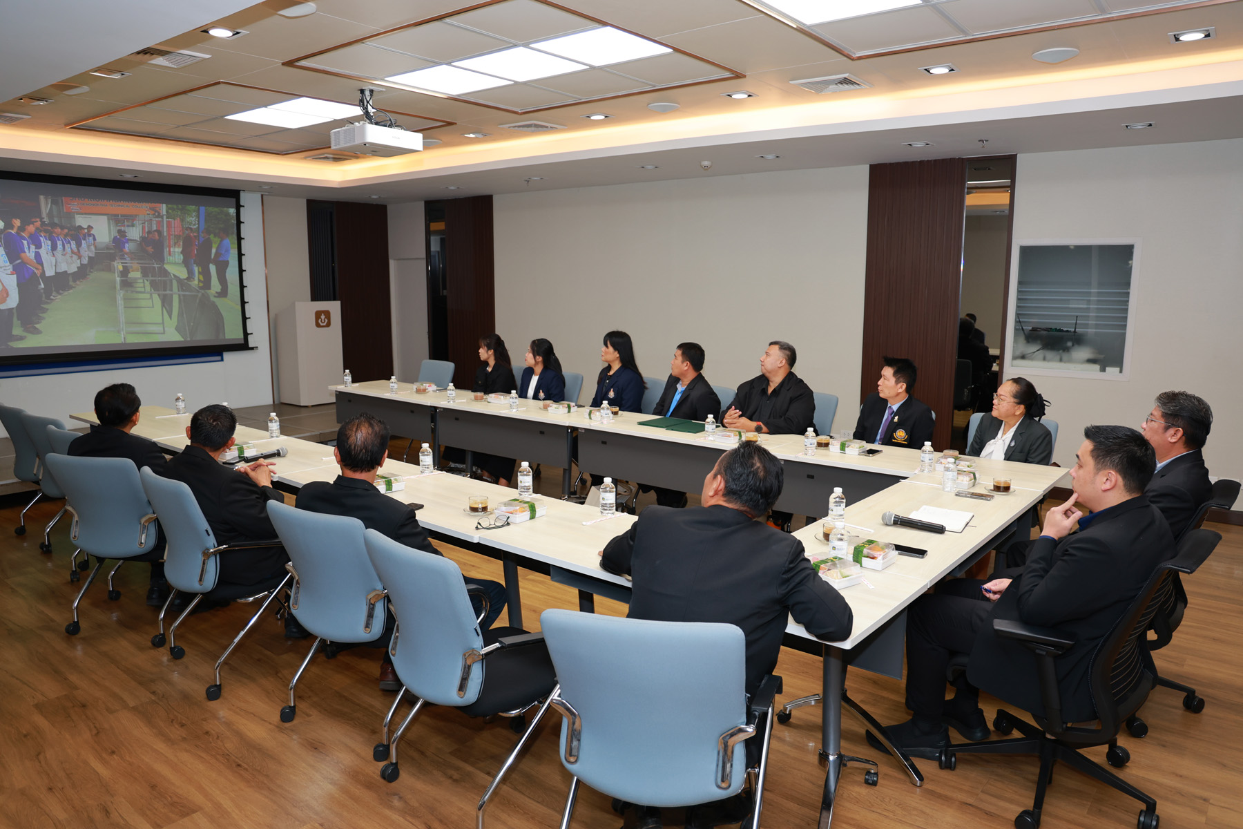 บรรยากาศการลงนามความร่วมมือการจัดการอาชีวศึกษาระบบทวิภาคี