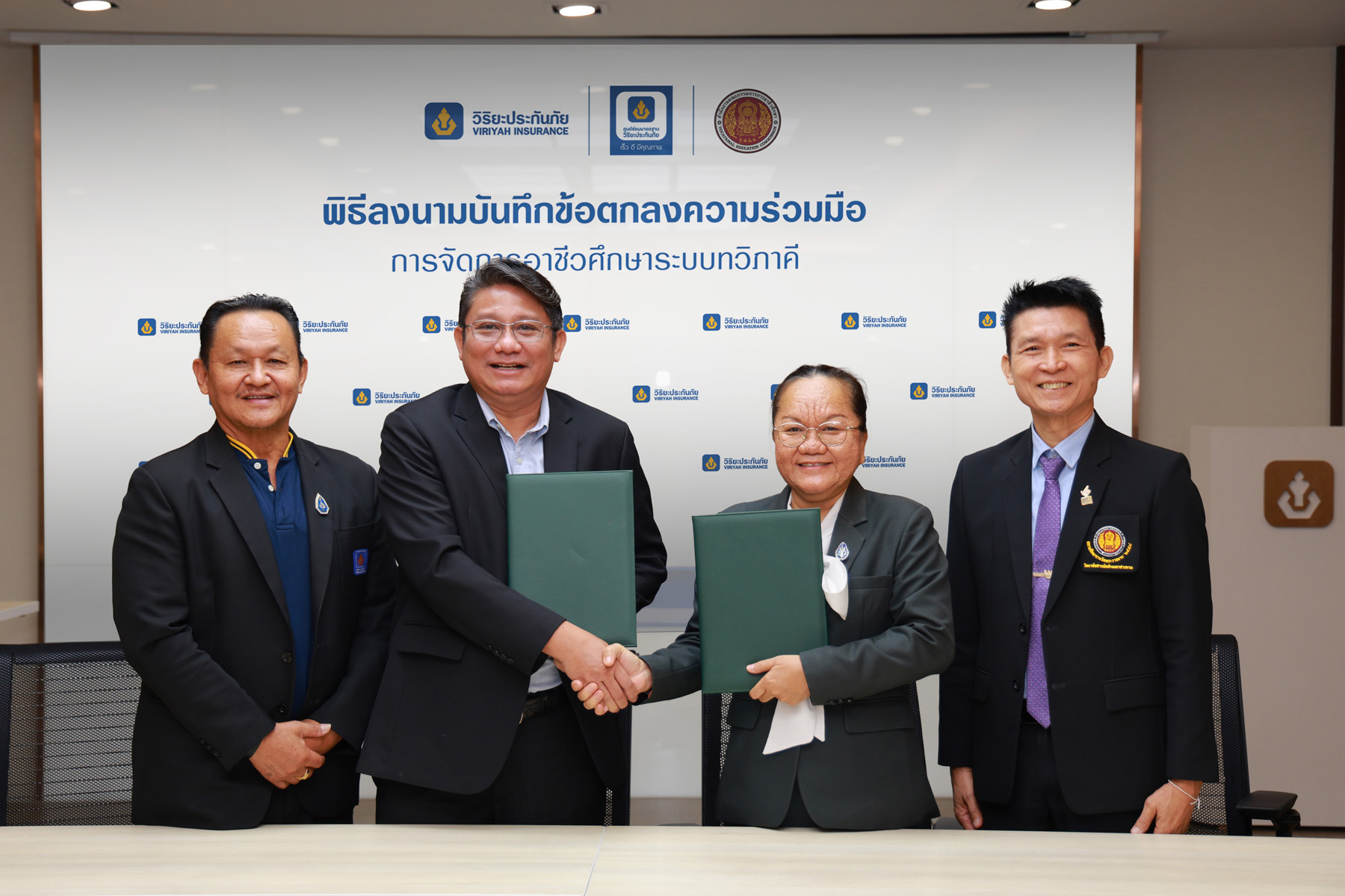 ผู้บริหารทั้งสองฝ่ายถ่ายภาพร่วมกันในพิธีลงนาม MOU