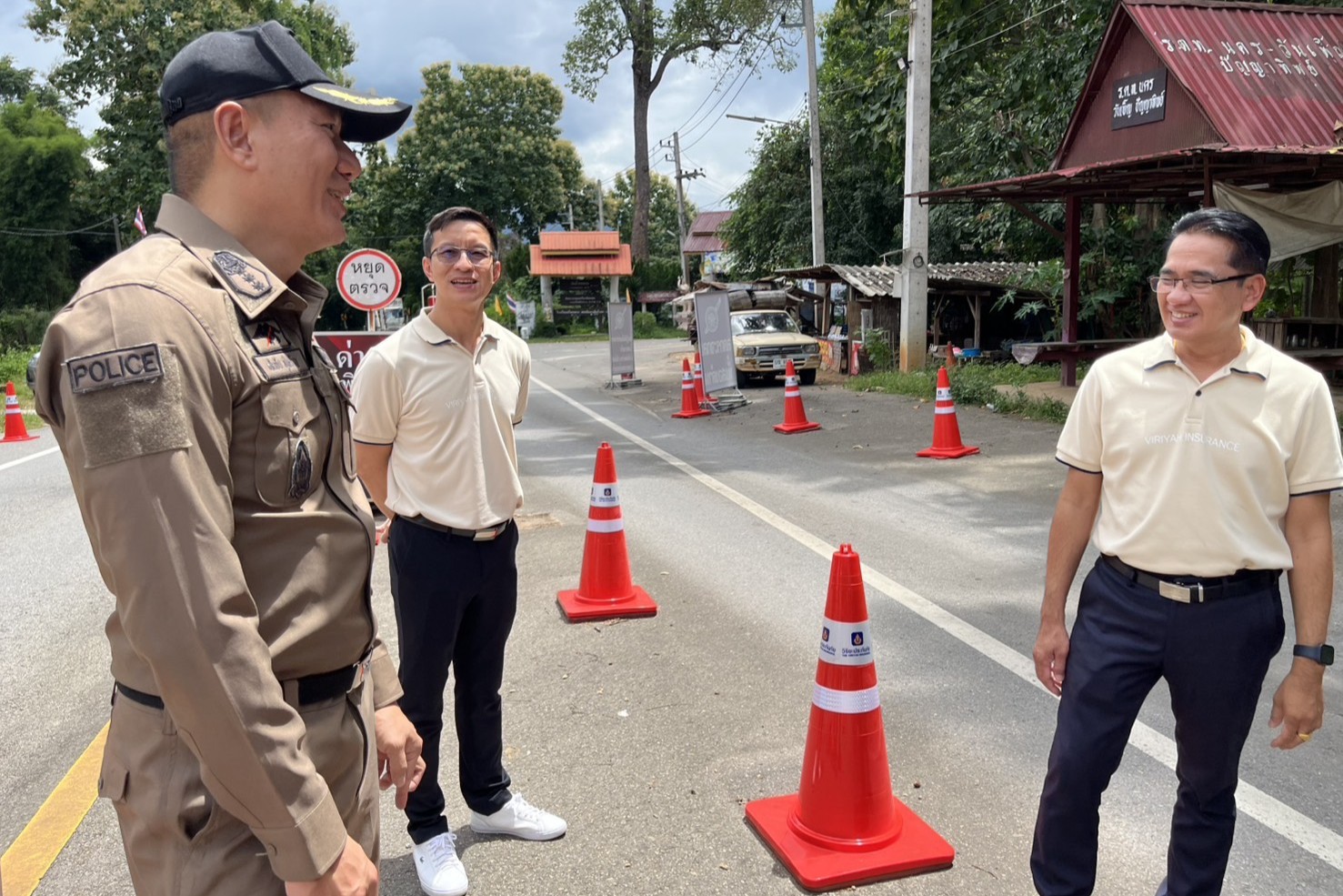 ภาพบรรยากาศพิธีมอบกรวยจราจรและน้ำดื่ม ณ ด่านตรวจพิทักษ์ธรรม