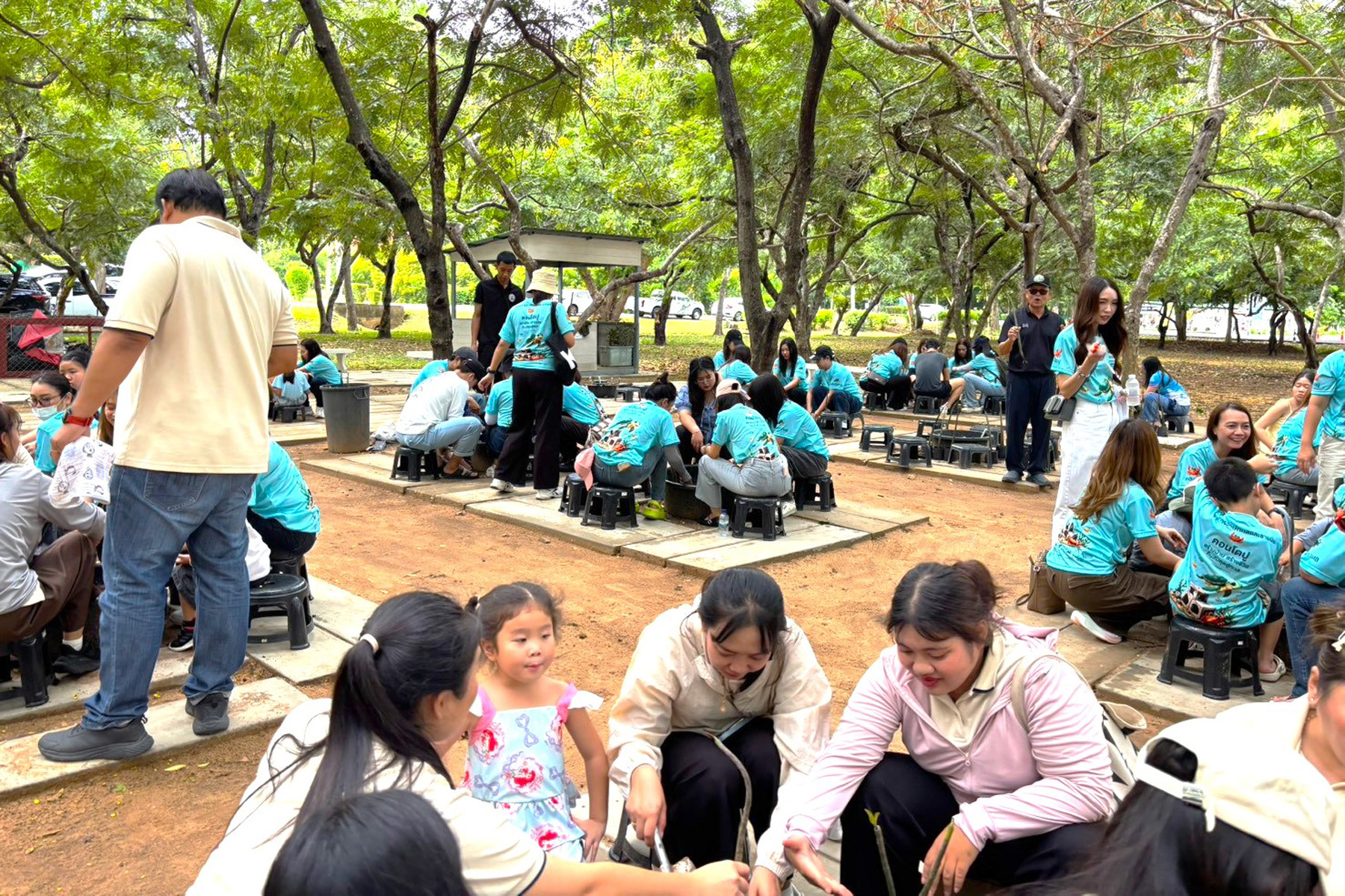 ผู้เข้าร่วมกิจกรรมร่วมกันฟื้นฟูป่าชายเลน ณ สอ.รฝ. กองทัพเรือ