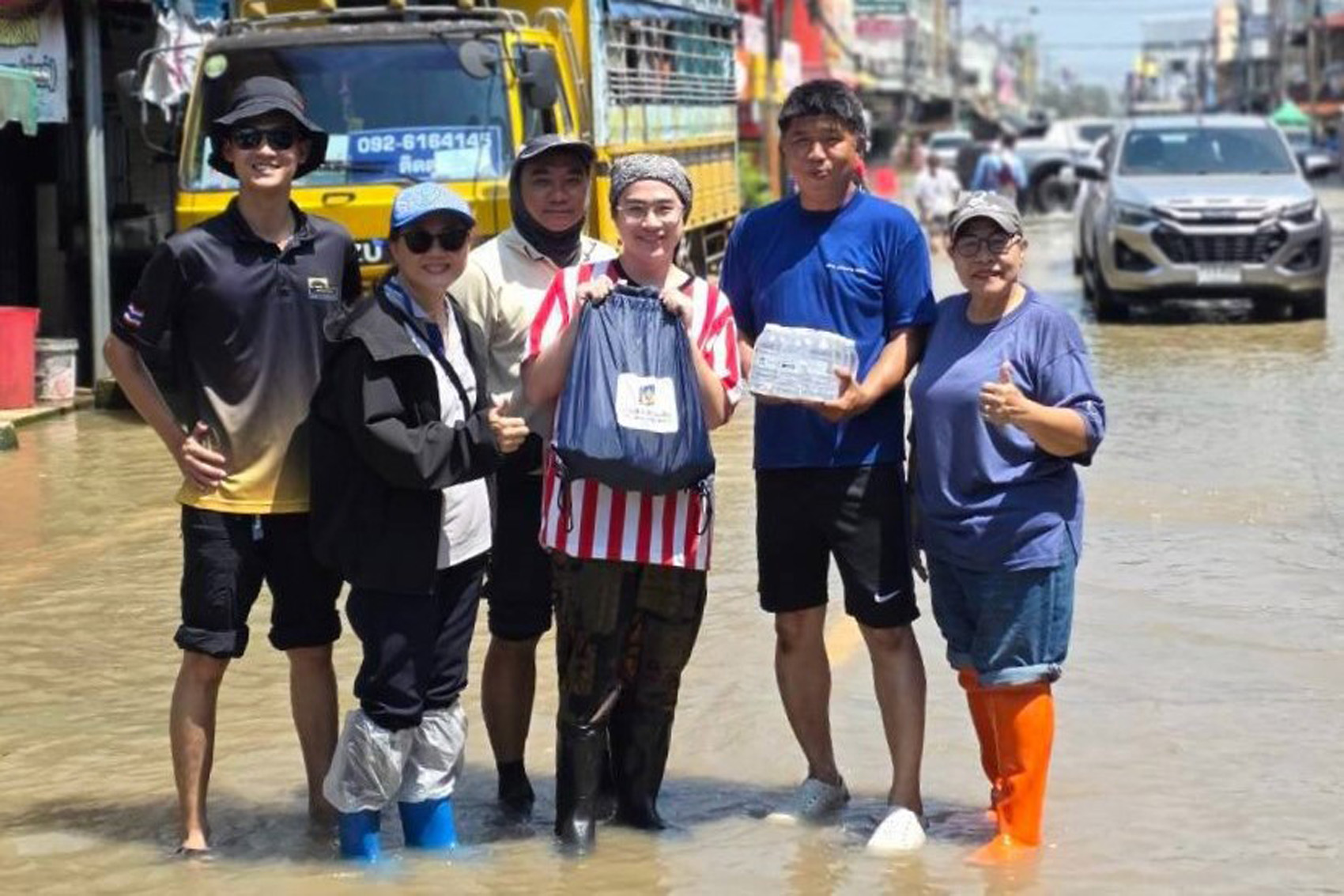 ทีมวิริยะจิตอาสาลงพื้นที่ช่วยเหลือผู้ประสบอุทกภัยฉะเชิงเทรา