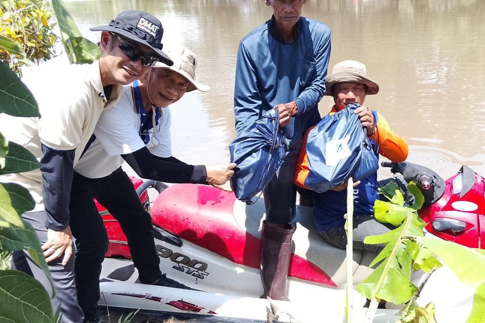 ทีมวิริยะจิตอาสาลงพื้นที่ช่วยเหลือผู้ประสบอุทกภัยปราจีนบุรี