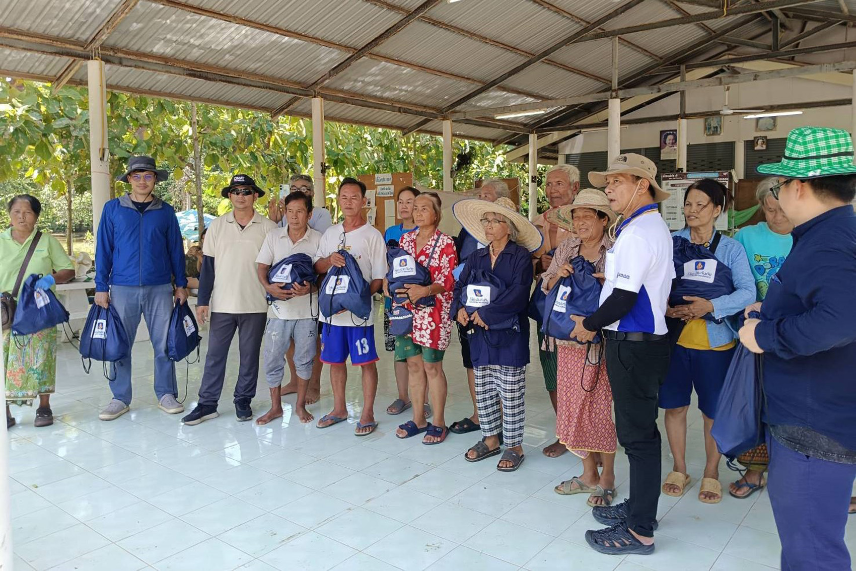 มอบถุงยังชีพให้ผู้ประสบอุทกภัยจังหวัดปราจีนบุรี