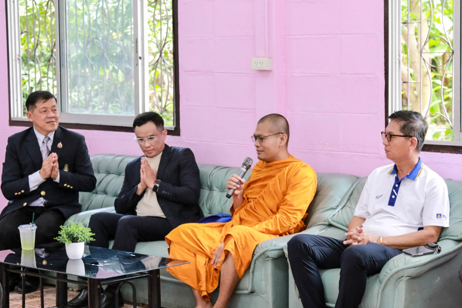 นักเรียนรับมอบทุนการศึกษาในพิธีมอบทุนโครงการ “สุขที่ให้...เพื่อน้องได้เรียน”