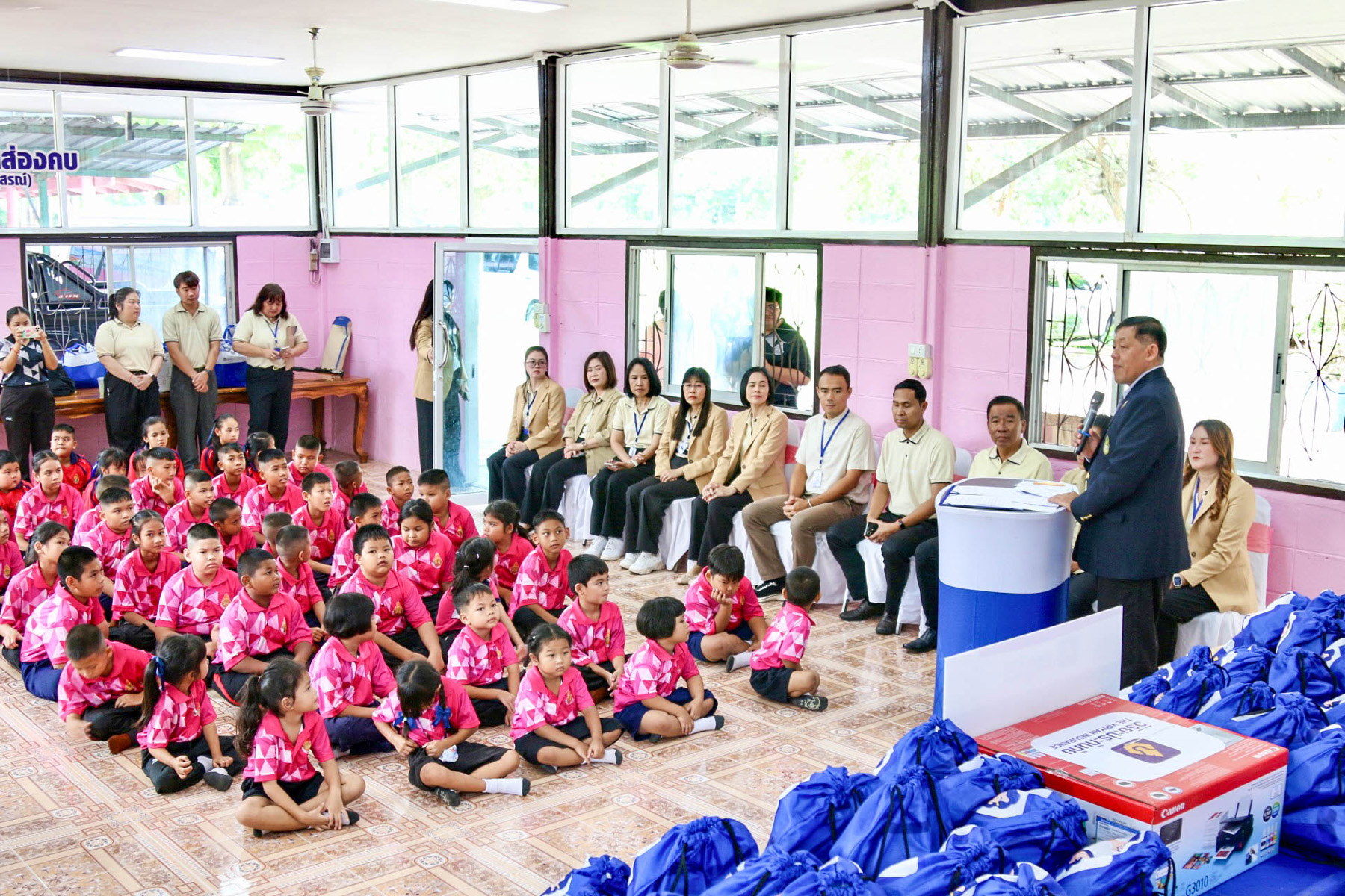 กลุ่มวิริยะจิตอาสาร่วมมอบอุปกรณ์การเรียนและสิ่งของจำเป็นให้แก่นักเรียน