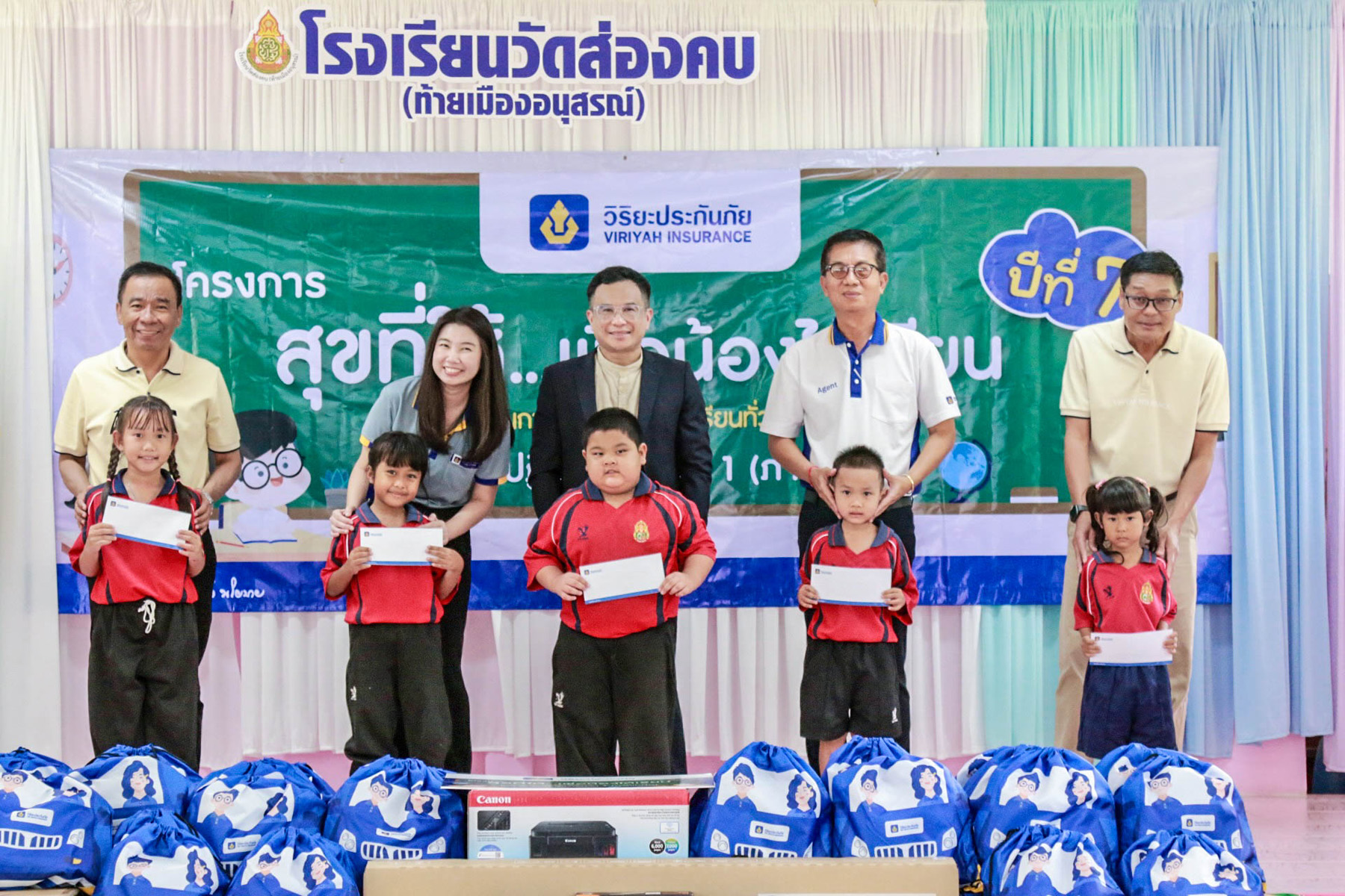 ผู้บริหารวิริยะประกันภัยร่วมถ่ายภาพกับผู้แทนโรงเรียนในพิธีมอบทุนการศึกษา
