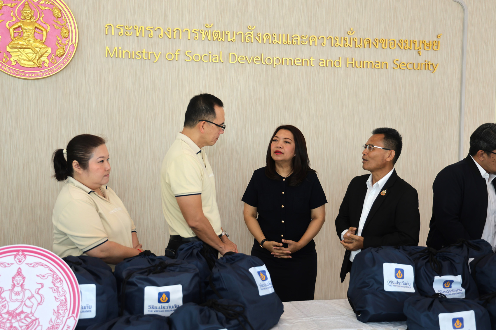 ผู้แทนวิริยะประกันภัยมอบถุงยังชีพแก่กระทรวงการพัฒนาสังคมและความมั่นคงของมนุษย์