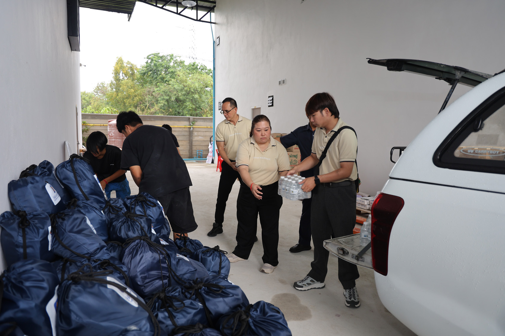 ทีมวิริยะประกันภัยร่วมกันจัดเตรียมถุงยังชีพ