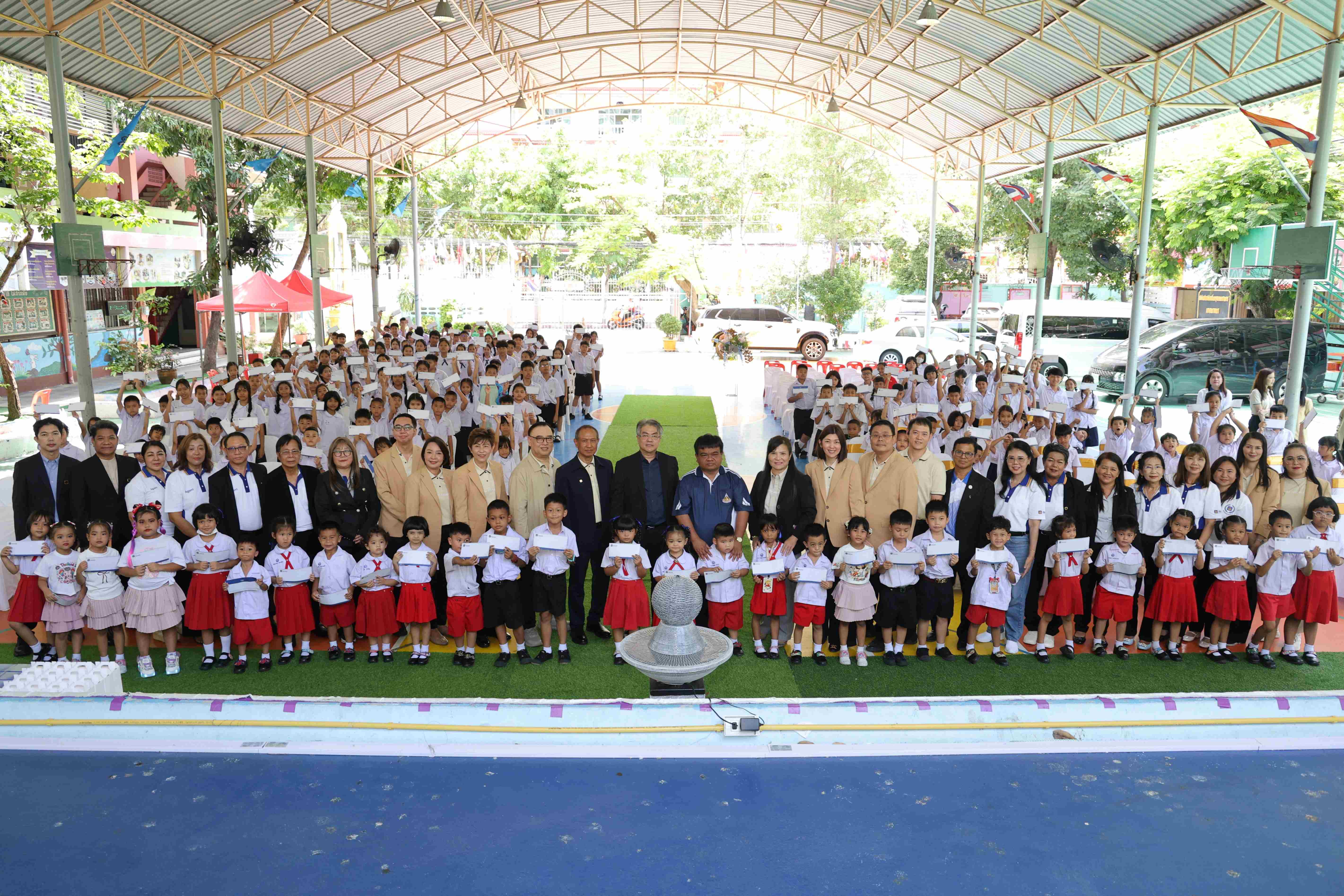 นักเรียนรับมอบทุนการศึกษาในพิธี ณ โรงเรียนวัดบางนาใน