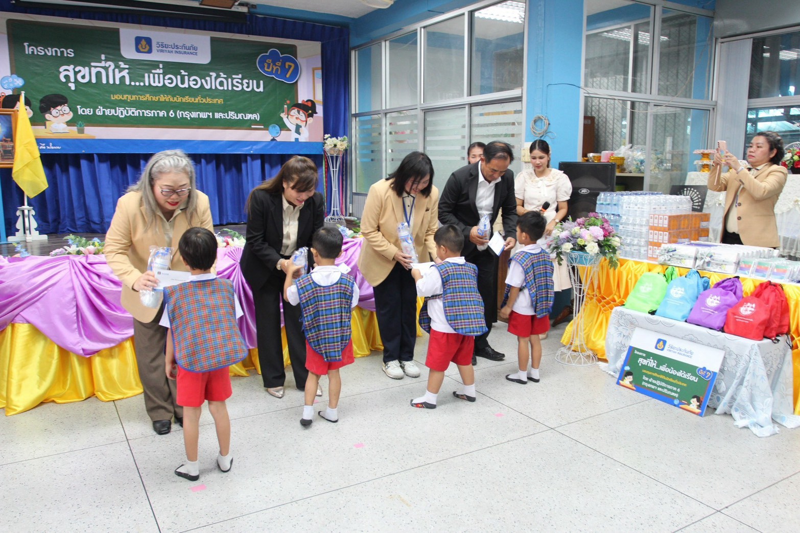 บรรยากาศพิธีมอบทุนการศึกษาโครงการ “สุขที่ให้...เพื่อน้องได้เรียน” ปีที่ 7