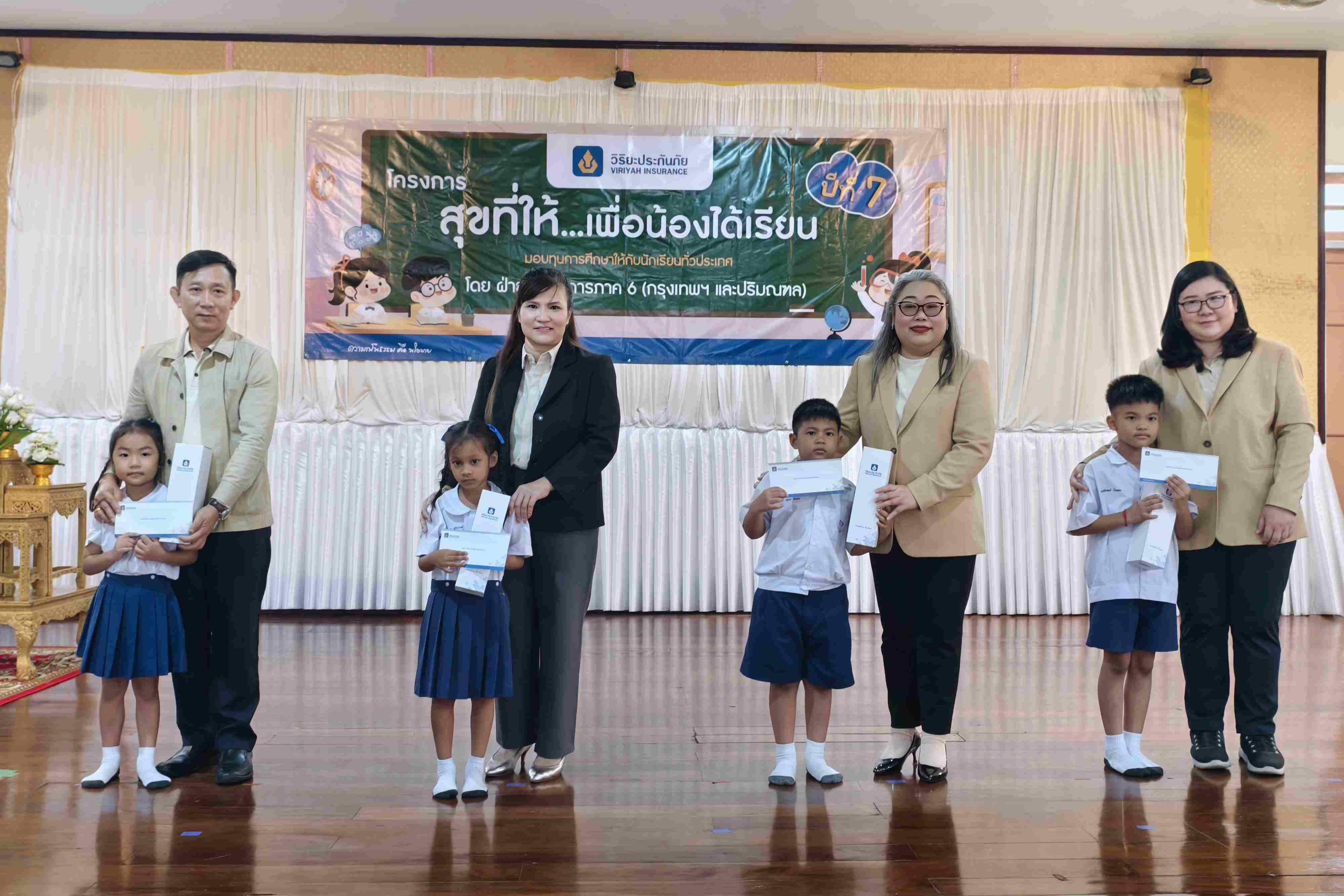 คณะผู้บริหารและตัวแทนโรงเรียนร่วมพิธีมอบทุนการศึกษา